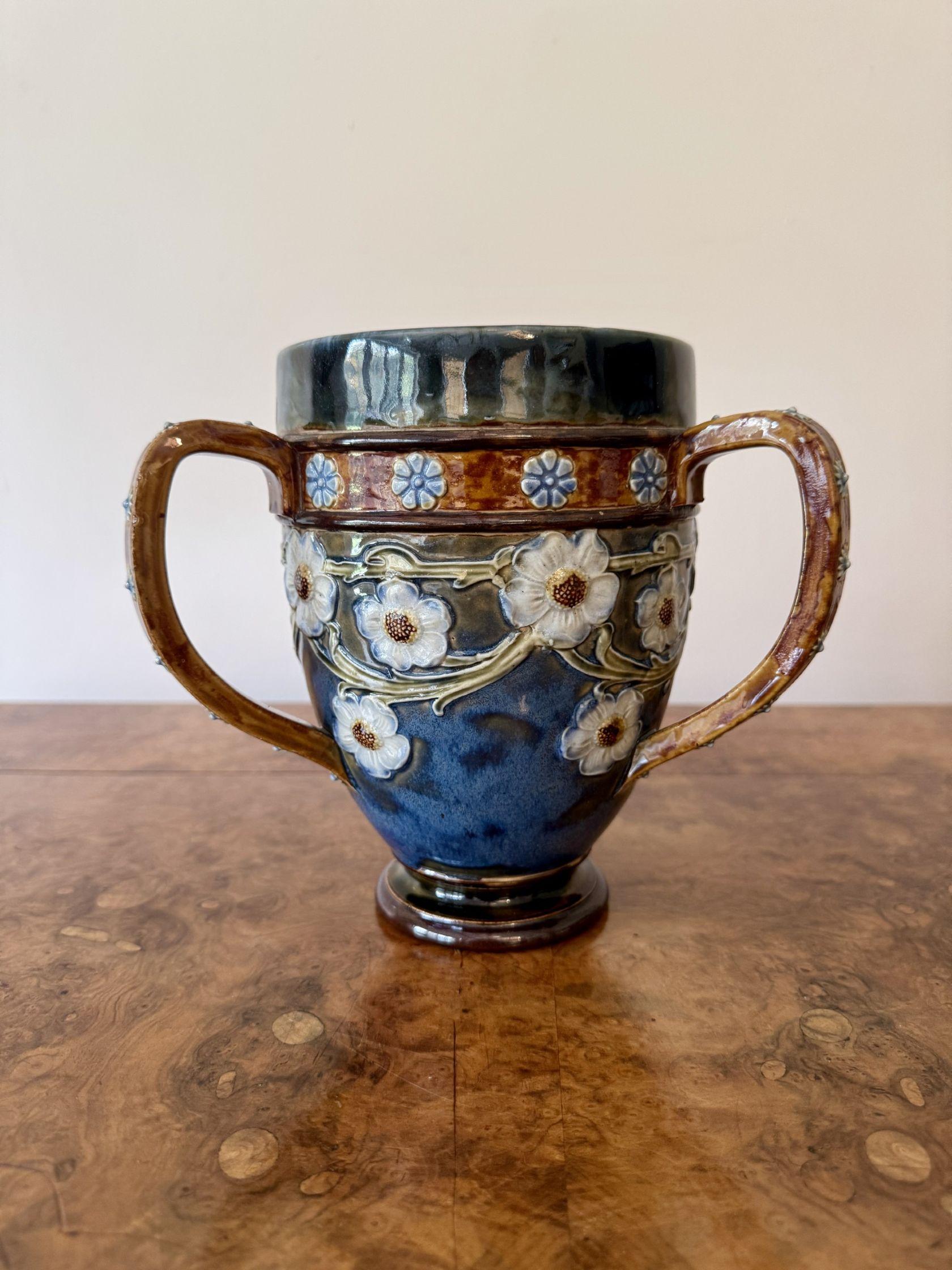 Paire de tasses anciennes de qualité exceptionnelle de Royal Doulton en vente 4