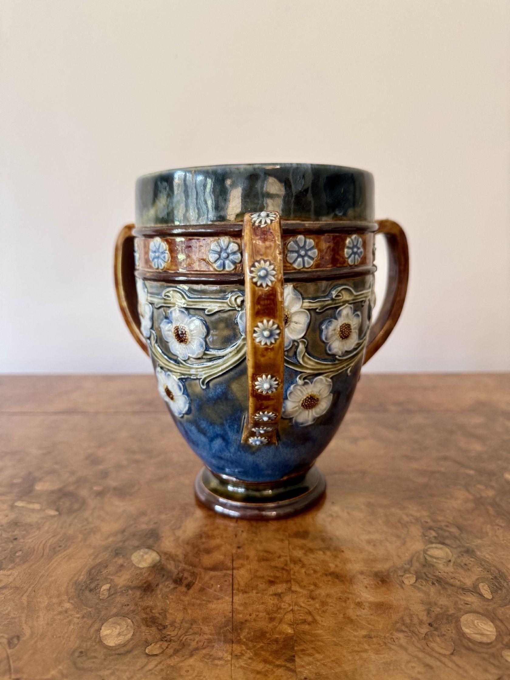 Fantastique paire d'anciennes tasses/vases d'amour Royal Doulton, ayant un corps en forme d'urne avec trois anses de forme brune magnifiquement décorées de motifs floraux moulés en relief avec des fleurs blanches avec des centres bruns et bleus