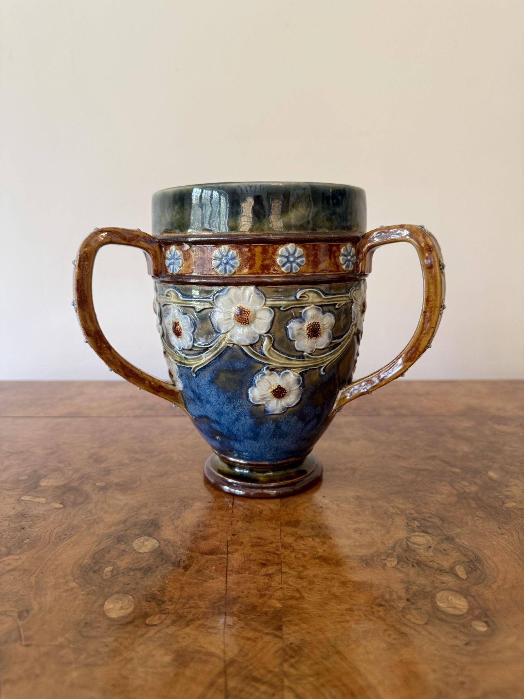 Britannique Paire de tasses anciennes de qualité exceptionnelle de Royal Doulton en vente