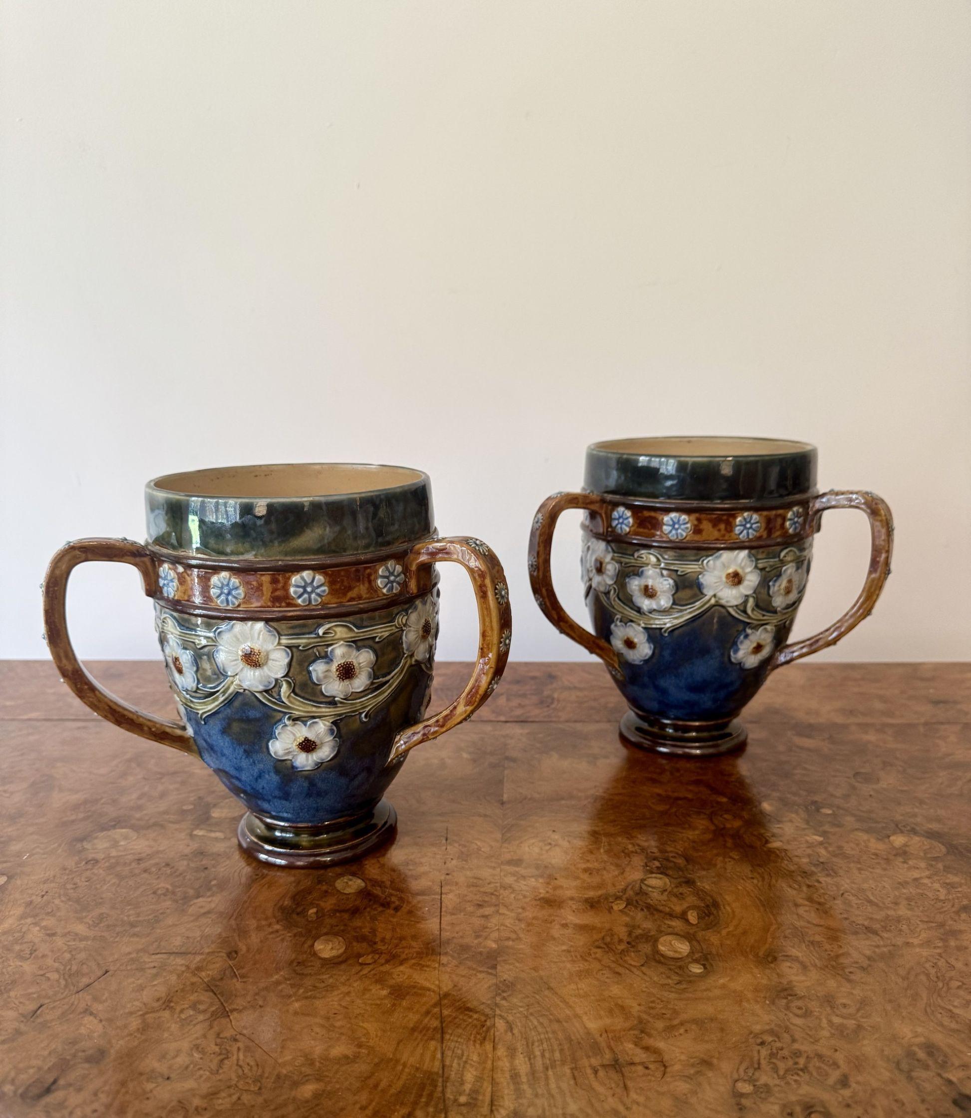 Paire de tasses anciennes de qualité exceptionnelle de Royal Doulton Bon état - En vente à Ipswich, GB