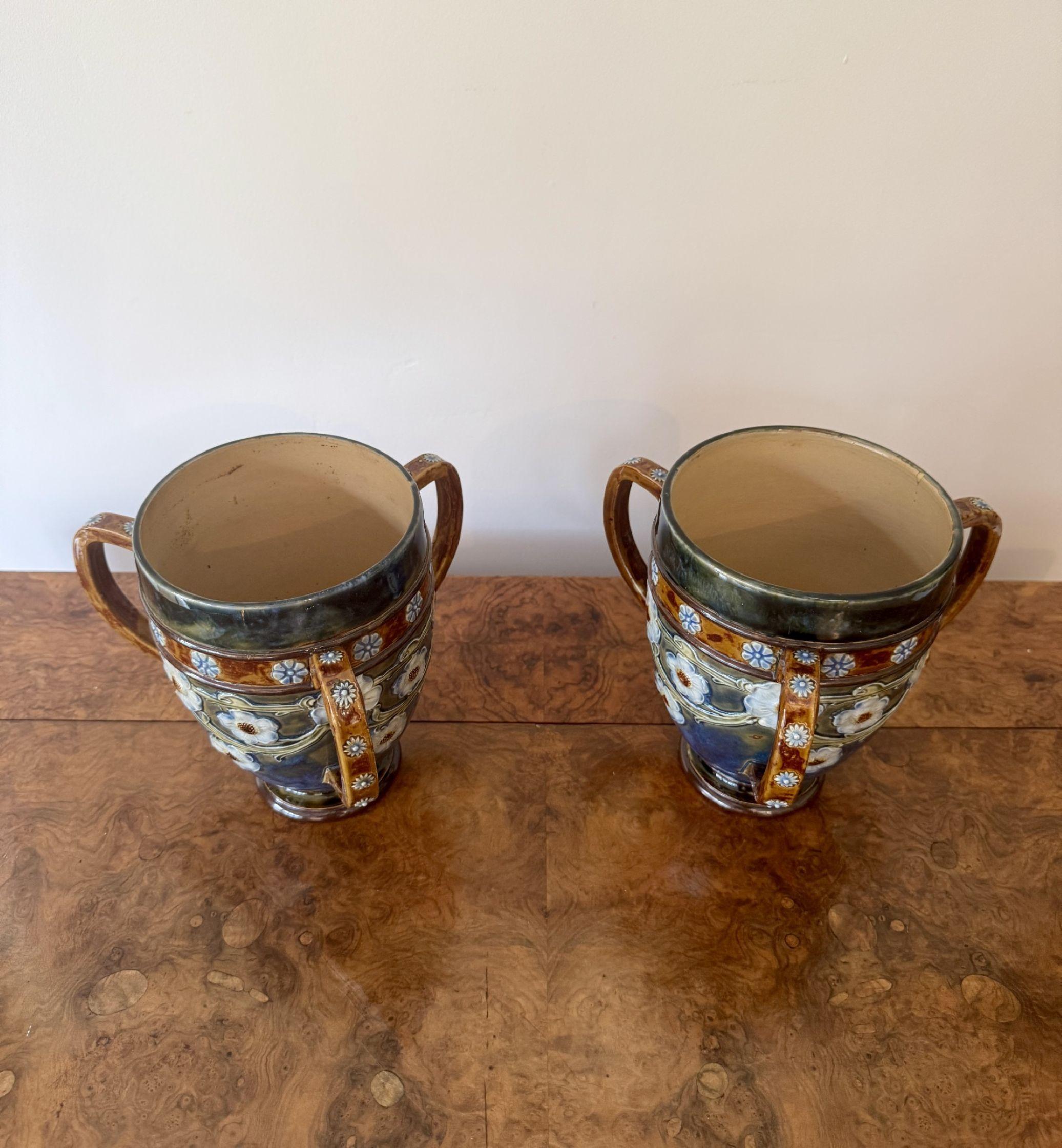 20ième siècle Paire de tasses anciennes de qualité exceptionnelle de Royal Doulton en vente