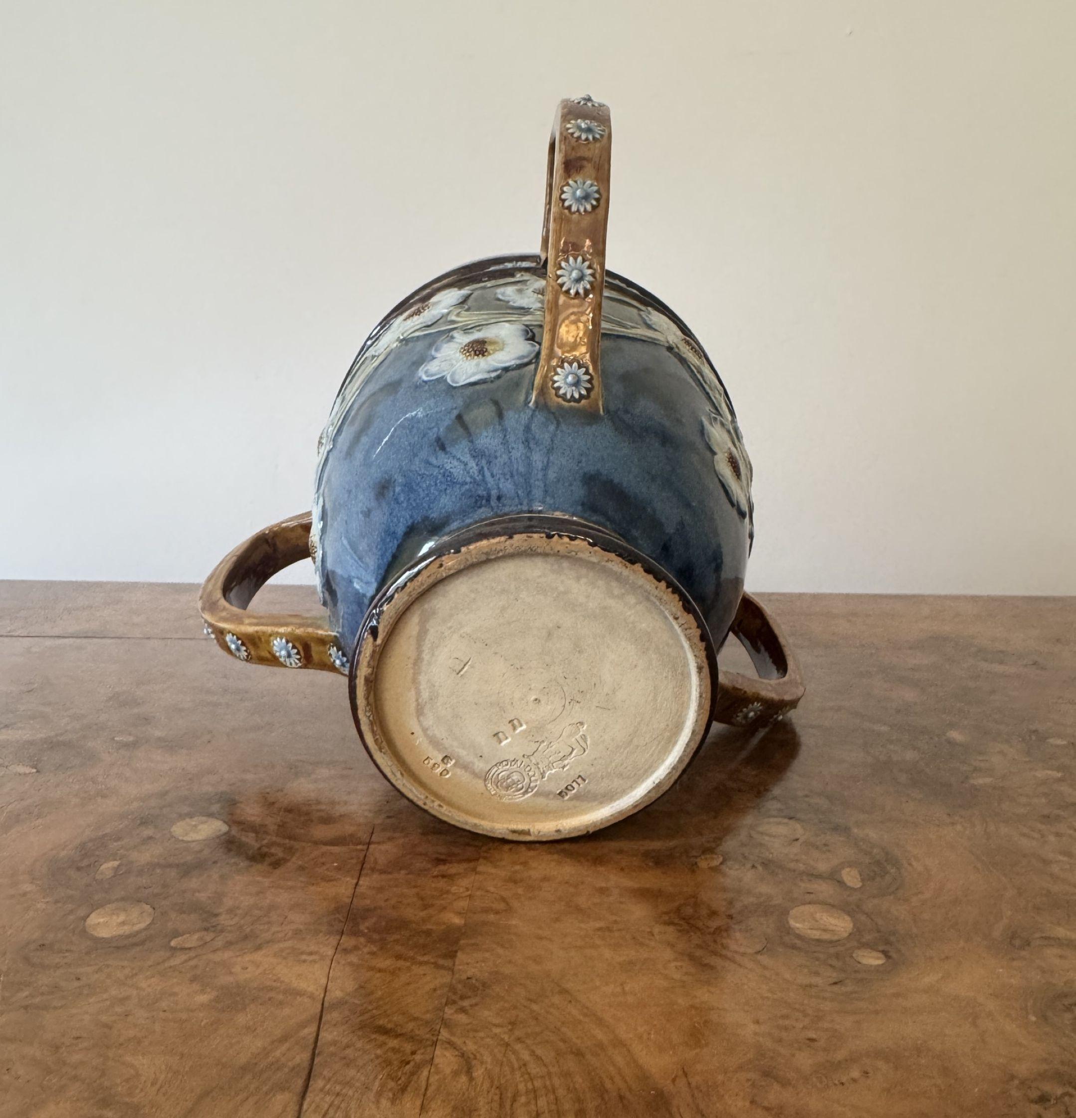 Paire de tasses anciennes de qualité exceptionnelle de Royal Doulton en vente 1