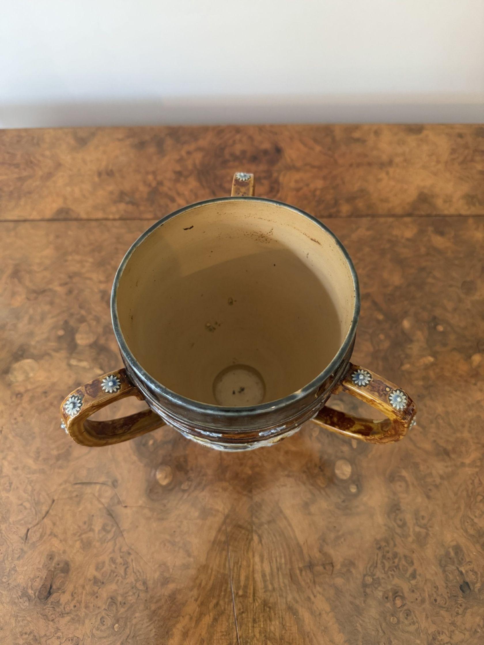 Paire de tasses anciennes de qualité exceptionnelle de Royal Doulton en vente 2