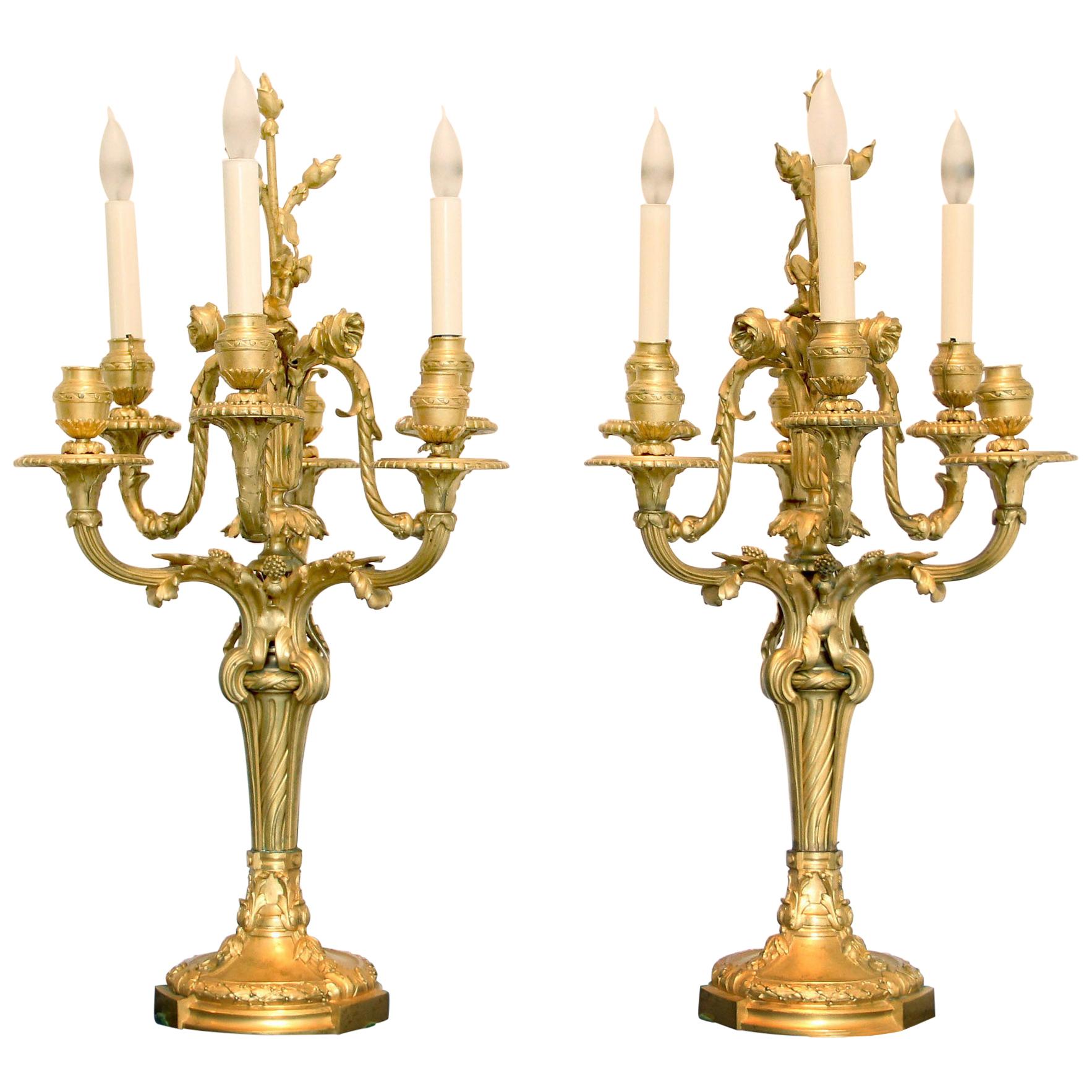 Fantastique paire de candélabres à six bras en bronze doré de la fin du XIXe siècle de qualité supérieure en vente