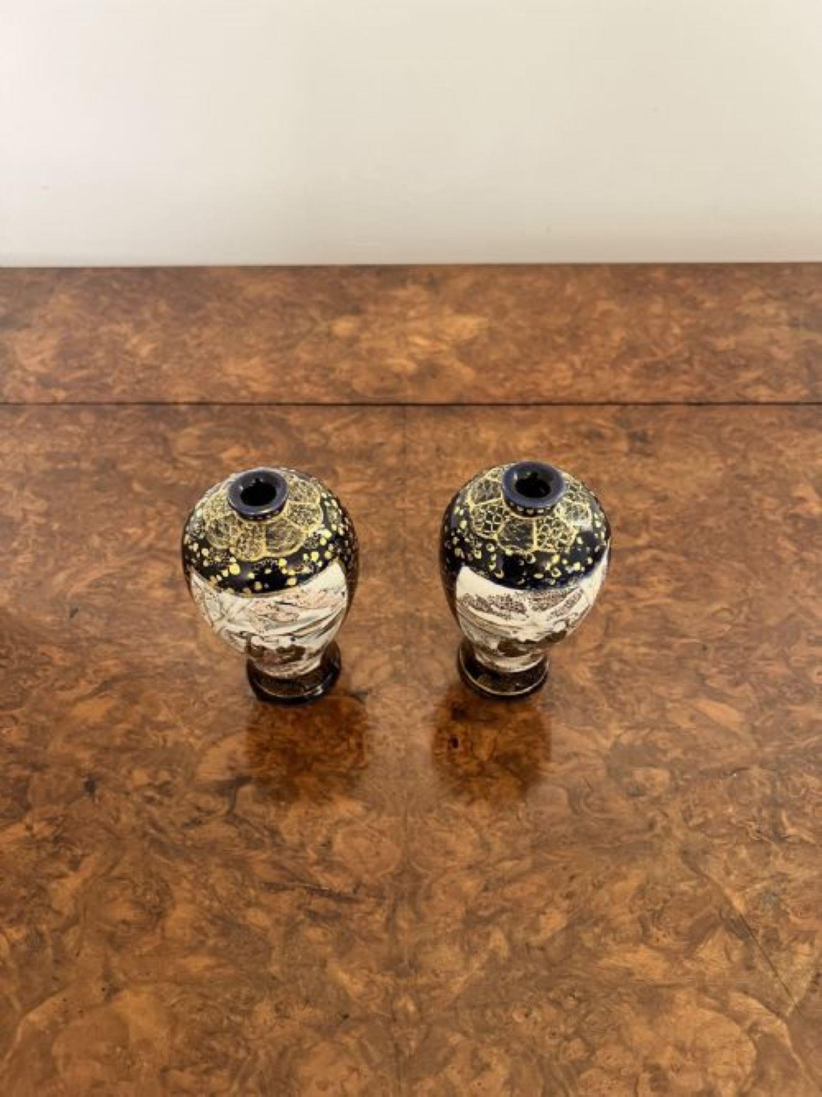 20ième siècle Fantastique paire de petits vases japonais anciens de satsuma  en vente