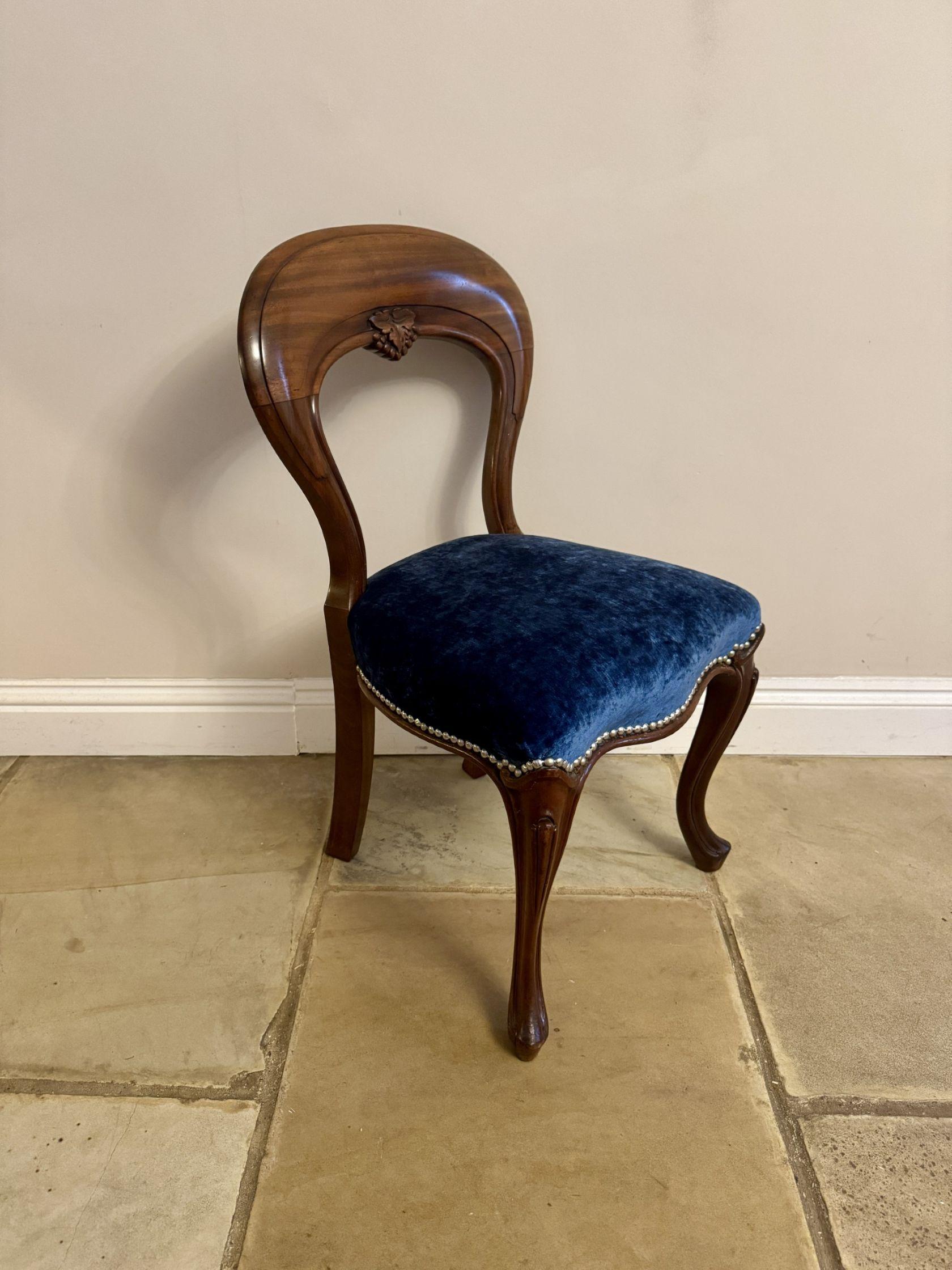 Velours Ensemble de quatre chaises de salle à manger en acajou de l'époque victorienne, d'une qualité exceptionnelle en vente