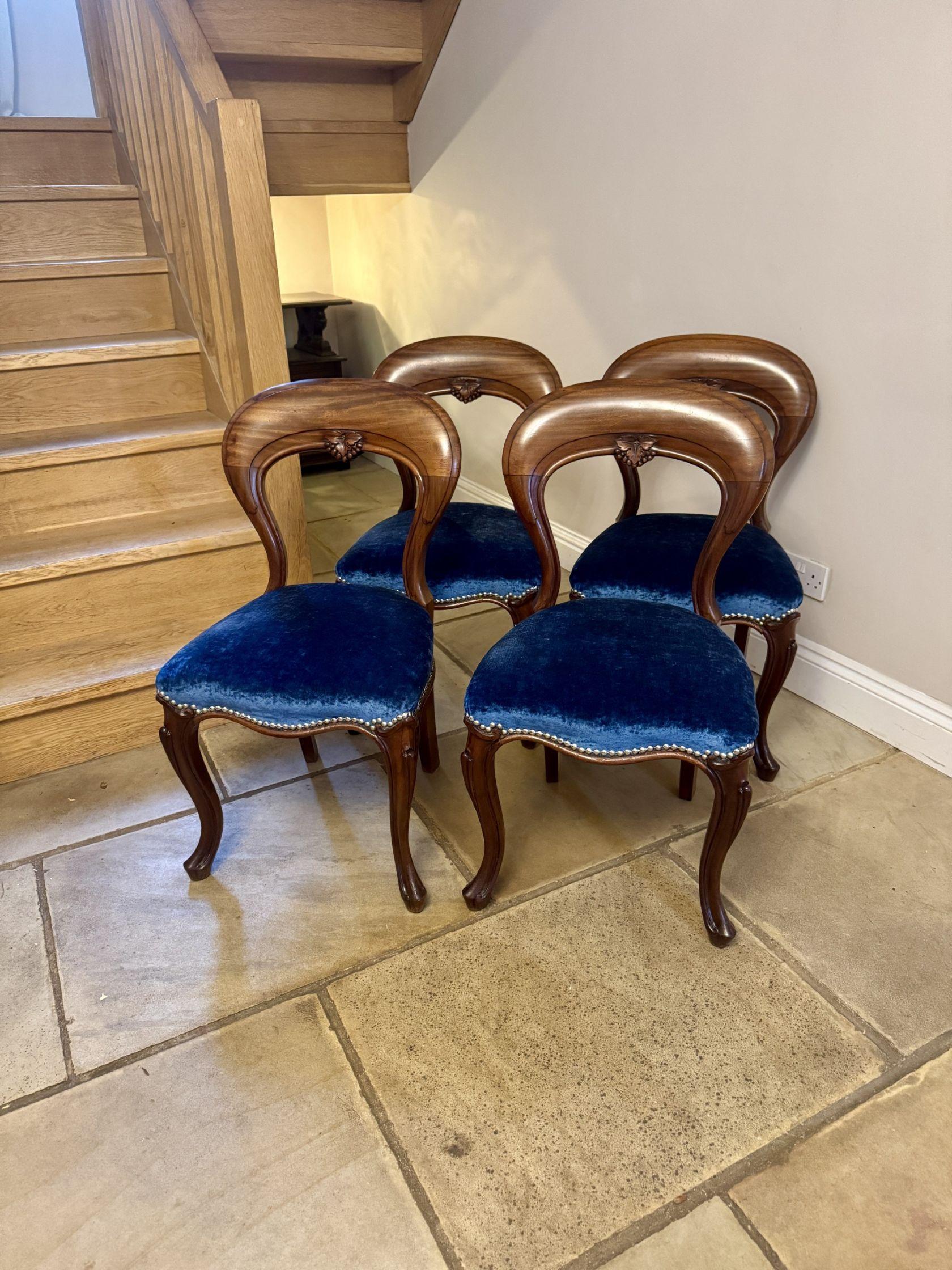 Ensemble de quatre chaises de salle à manger en acajou de l
époque victorienne, d
une qualité exceptionnelle en vente