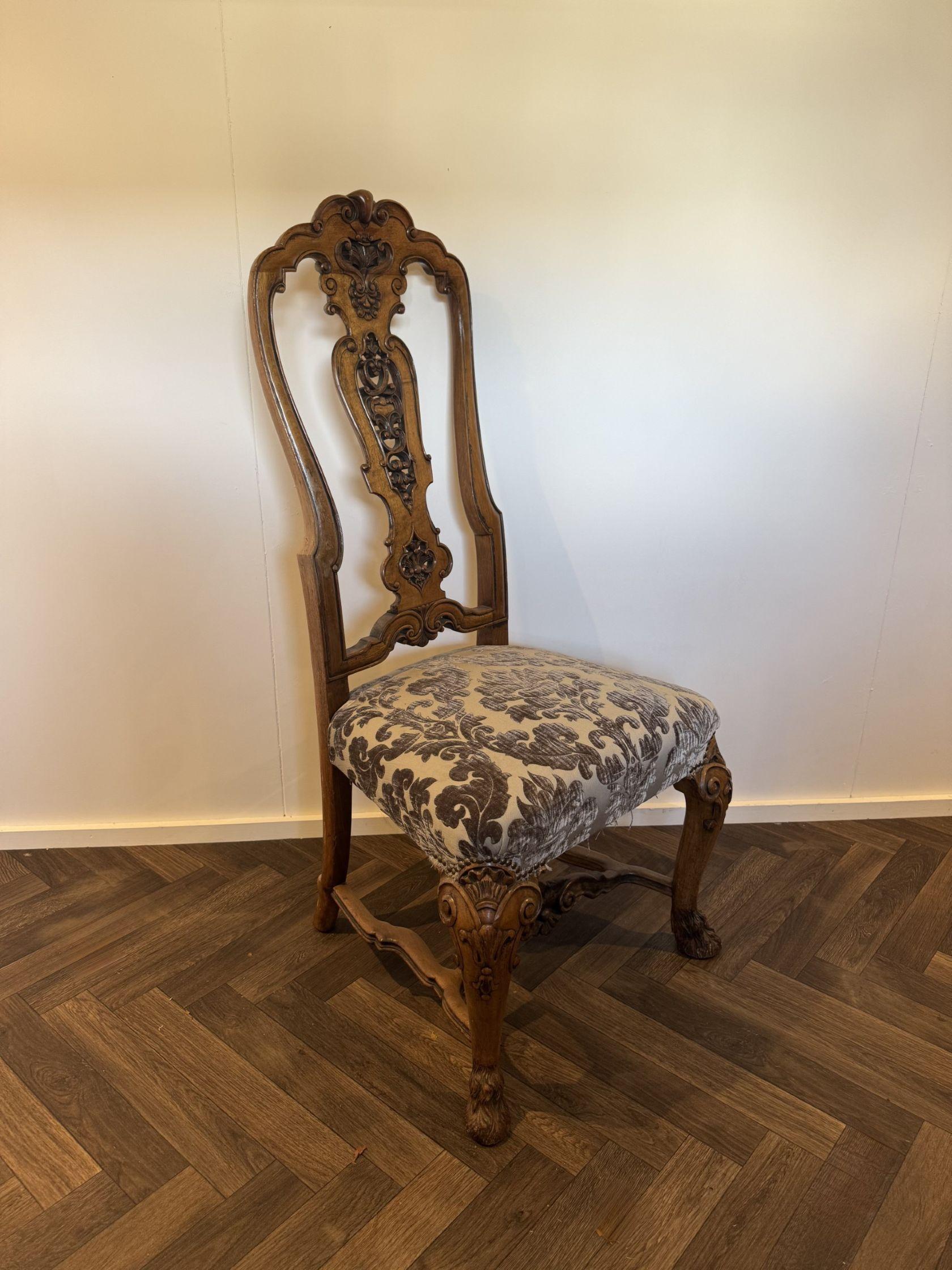 Ensemble de dix chaises de salle à manger en noyer de l'époque victorienne, d'une qualité exceptionnelle en vente 4