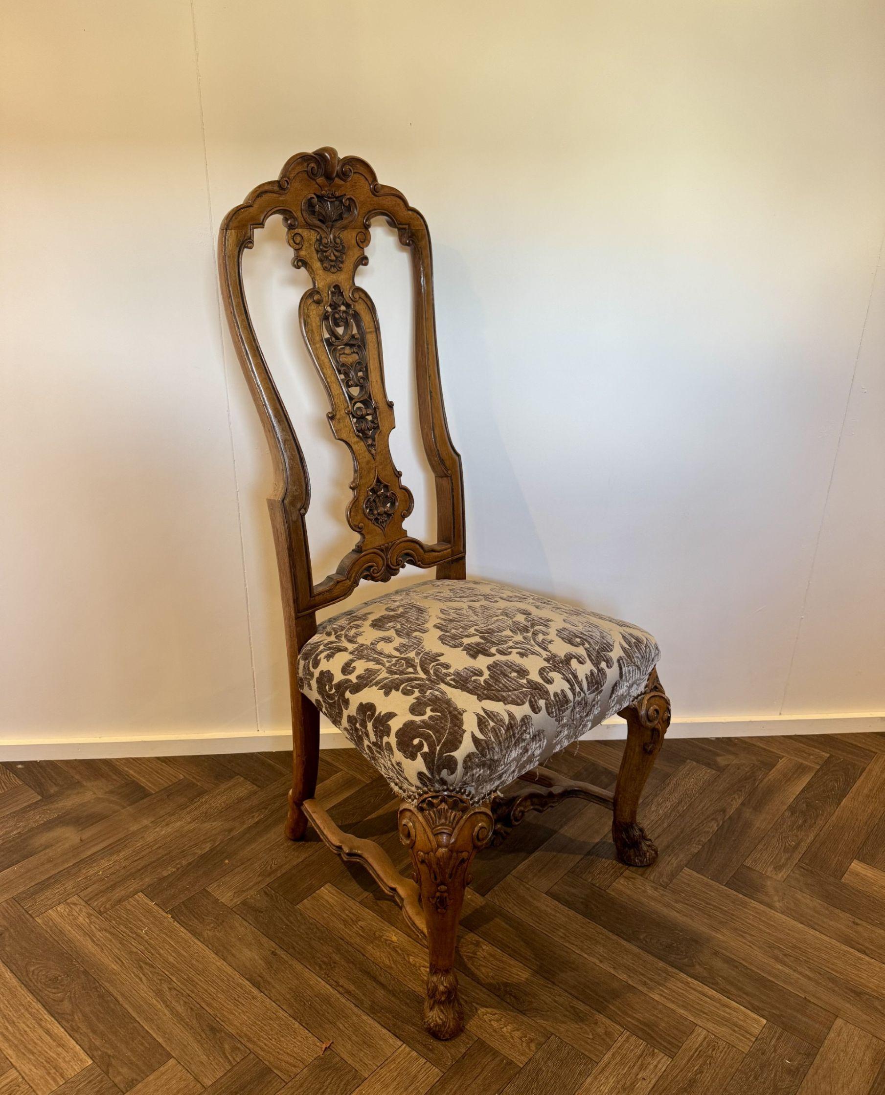 Ensemble de dix chaises de salle à manger en noyer de l'époque victorienne, d'une qualité exceptionnelle en vente 5