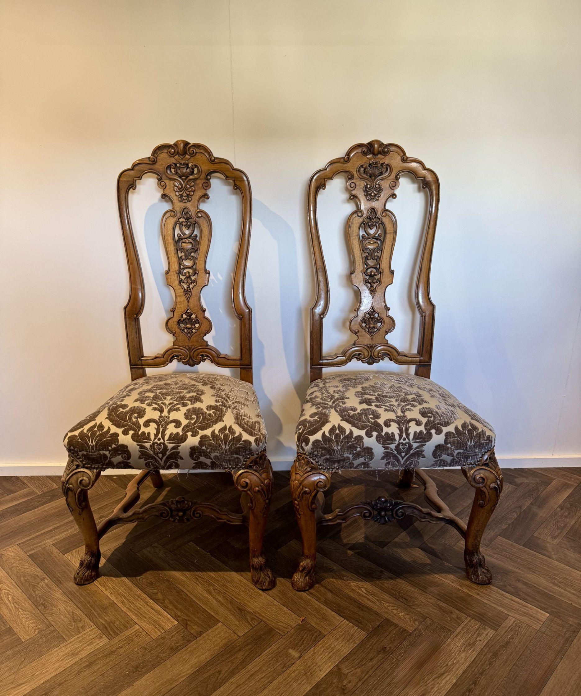 Ensemble de dix chaises de salle à manger en noyer de l'époque victorienne, d'une qualité exceptionnelle en vente 8