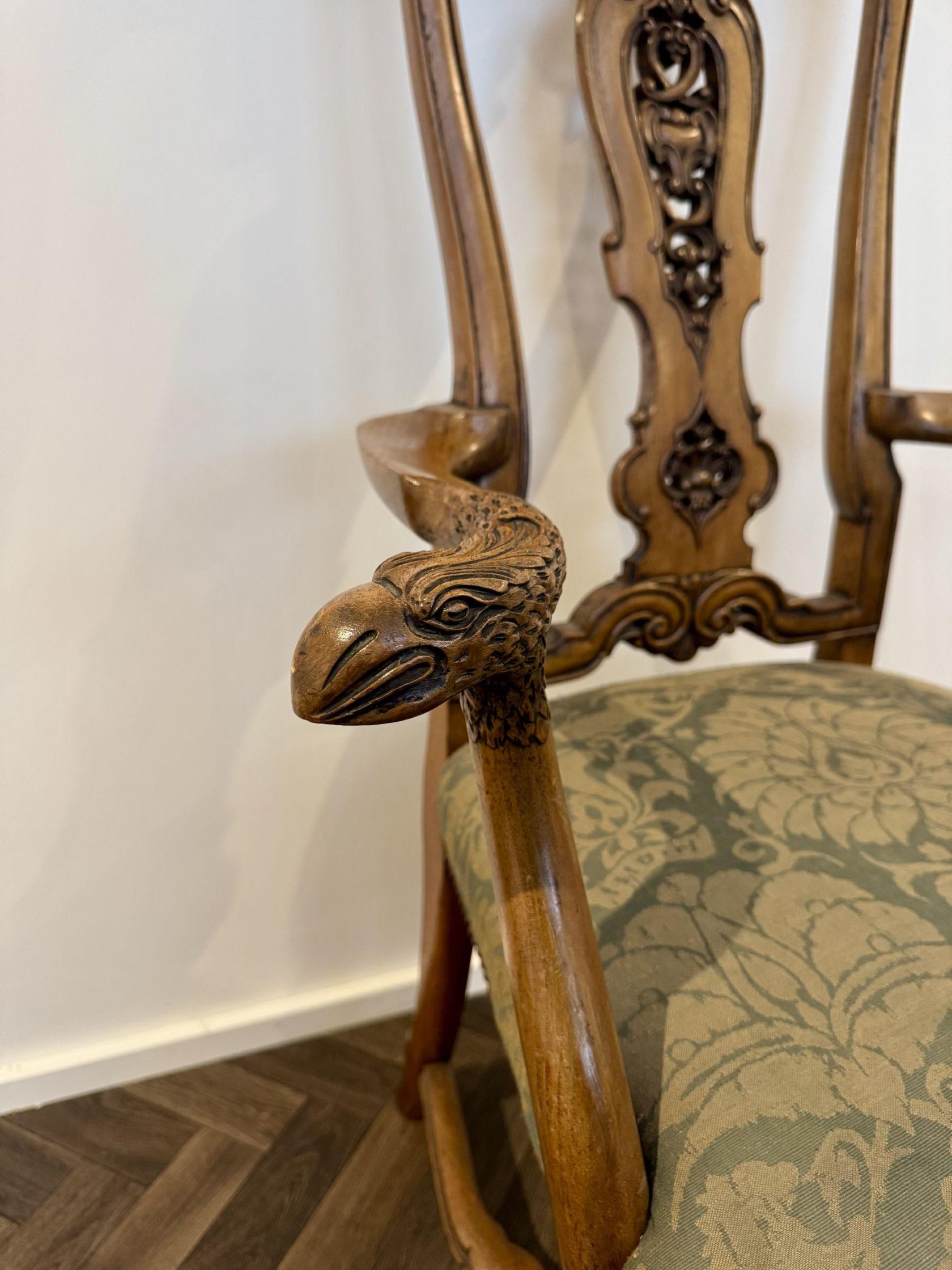 Fantastique ensemble de dix chaises de salle à manger antiques en noyer de l'époque victorienne, comprenant huit chaises de salle à manger et deux carvers. Les dossiers et les pieds sont finement sculptés de motifs floraux et de rinceaux élaborés,