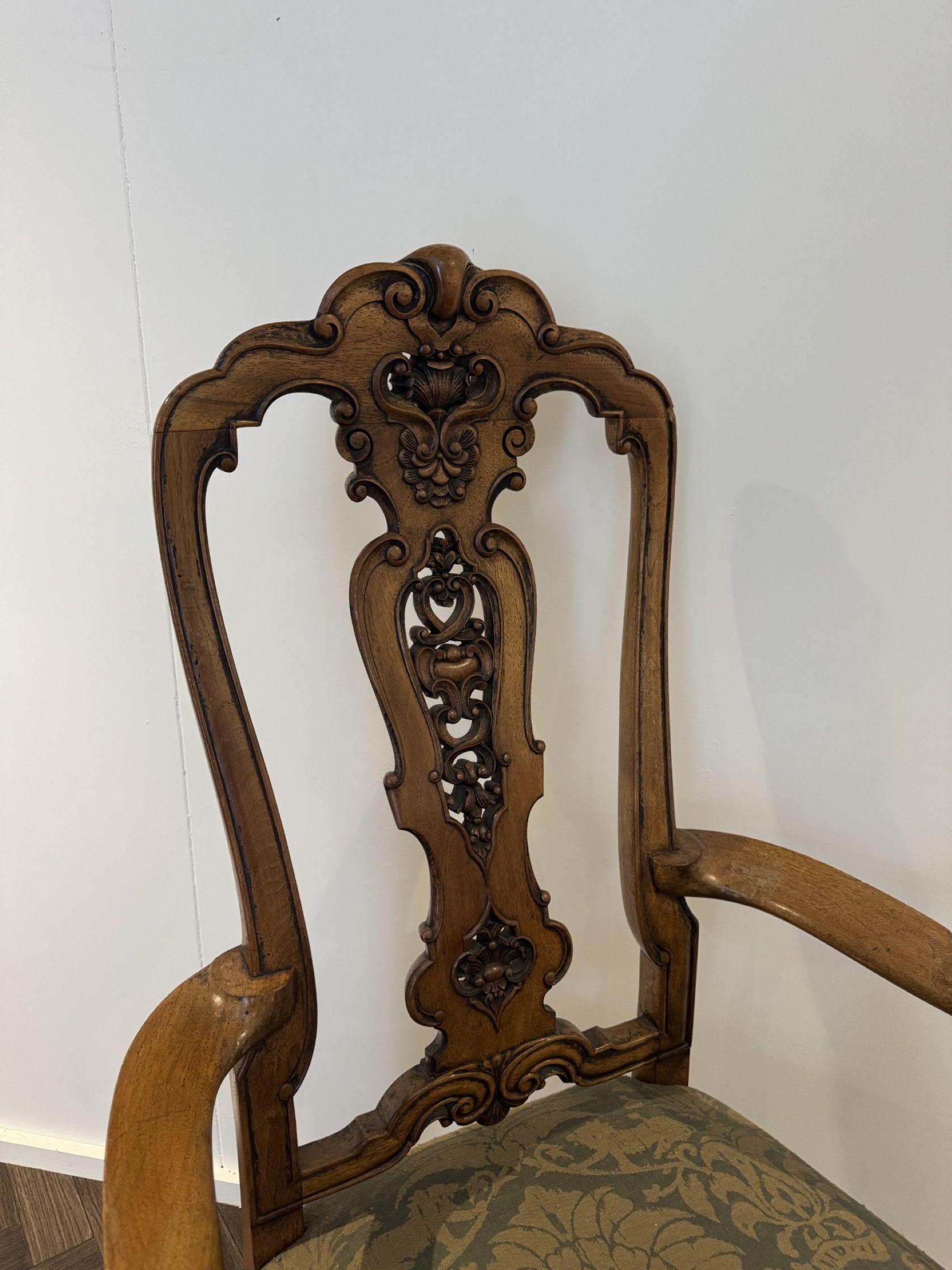 Sculpté Ensemble de dix chaises de salle à manger en noyer de l'époque victorienne, d'une qualité exceptionnelle en vente