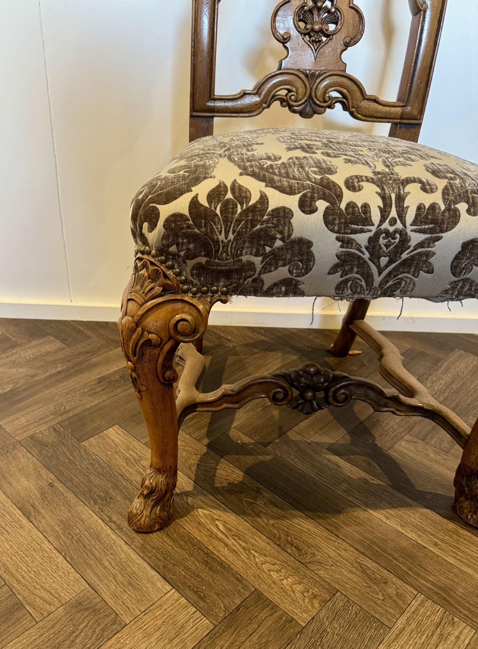 Ensemble de dix chaises de salle à manger en noyer de l'époque victorienne, d'une qualité exceptionnelle en vente 1