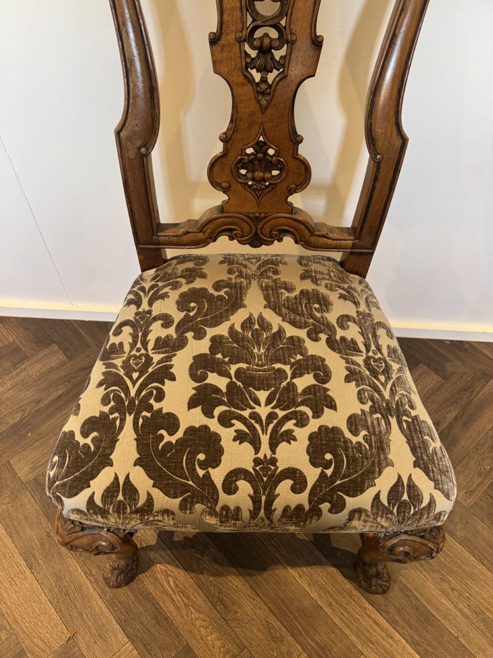 Ensemble de dix chaises de salle à manger en noyer de l'époque victorienne, d'une qualité exceptionnelle en vente 2