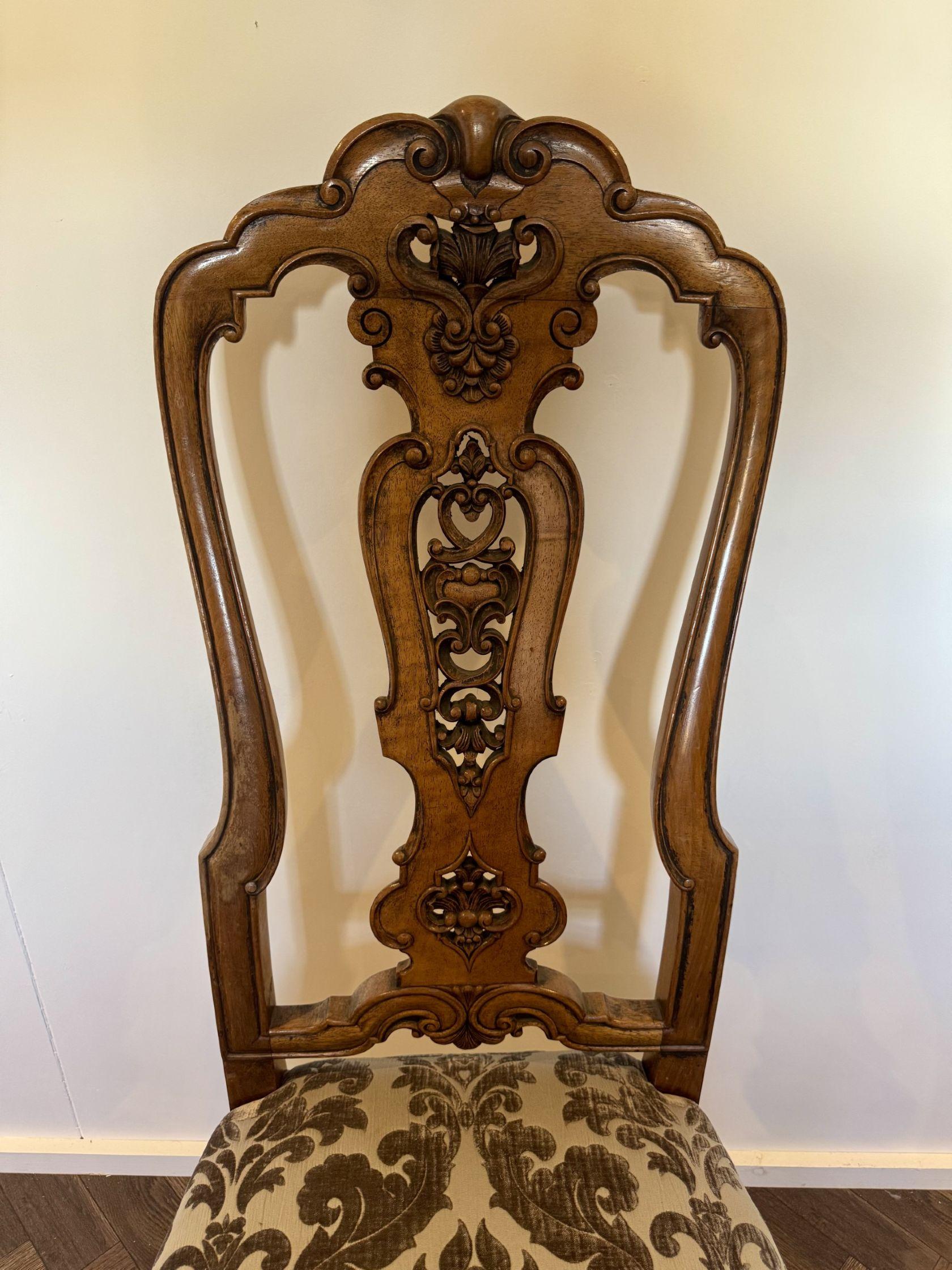 Ensemble de dix chaises de salle à manger en noyer de l'époque victorienne, d'une qualité exceptionnelle en vente 3