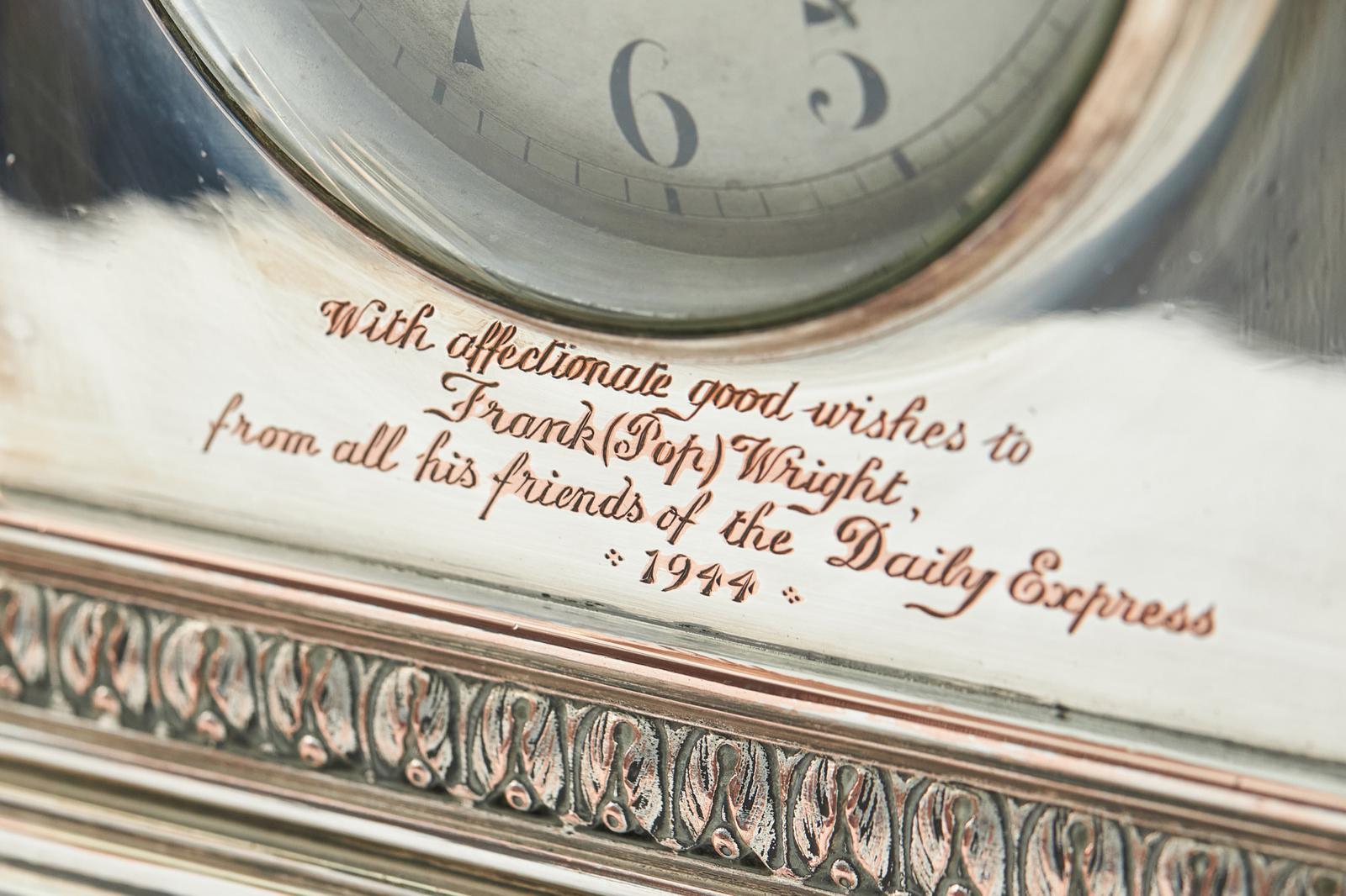 Fantástico reloj de sobremesa/manillar plateado de calidad, con una caja plateada ornamentada de calidad con puerta de cristal que cubre la esfera circular esmaltada, flanqueada por columnas corintias sobre una base escalonada elevada sobre pies de