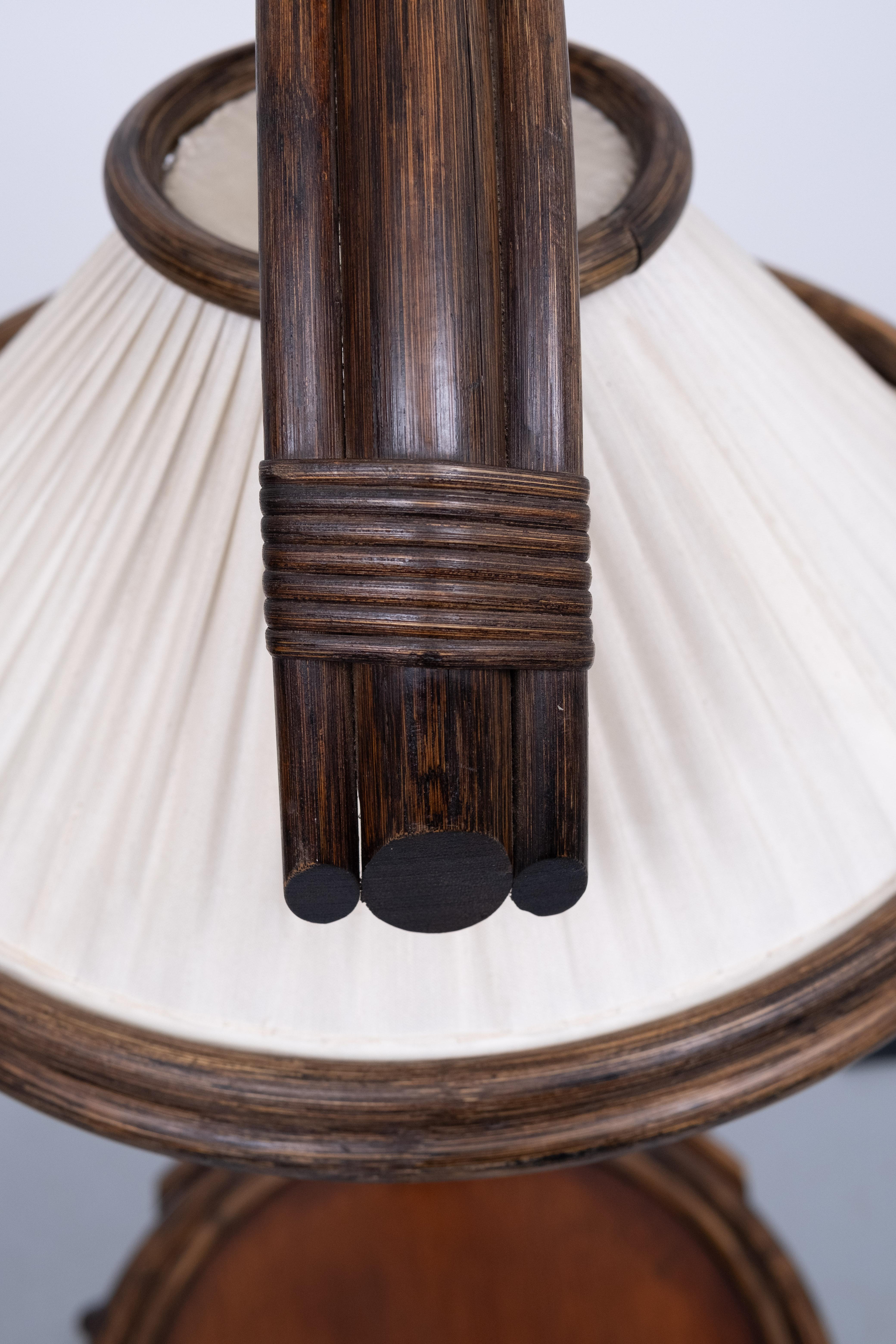 Fantastica lampada da terra e tavolo in rattan  1970s in vendita 3