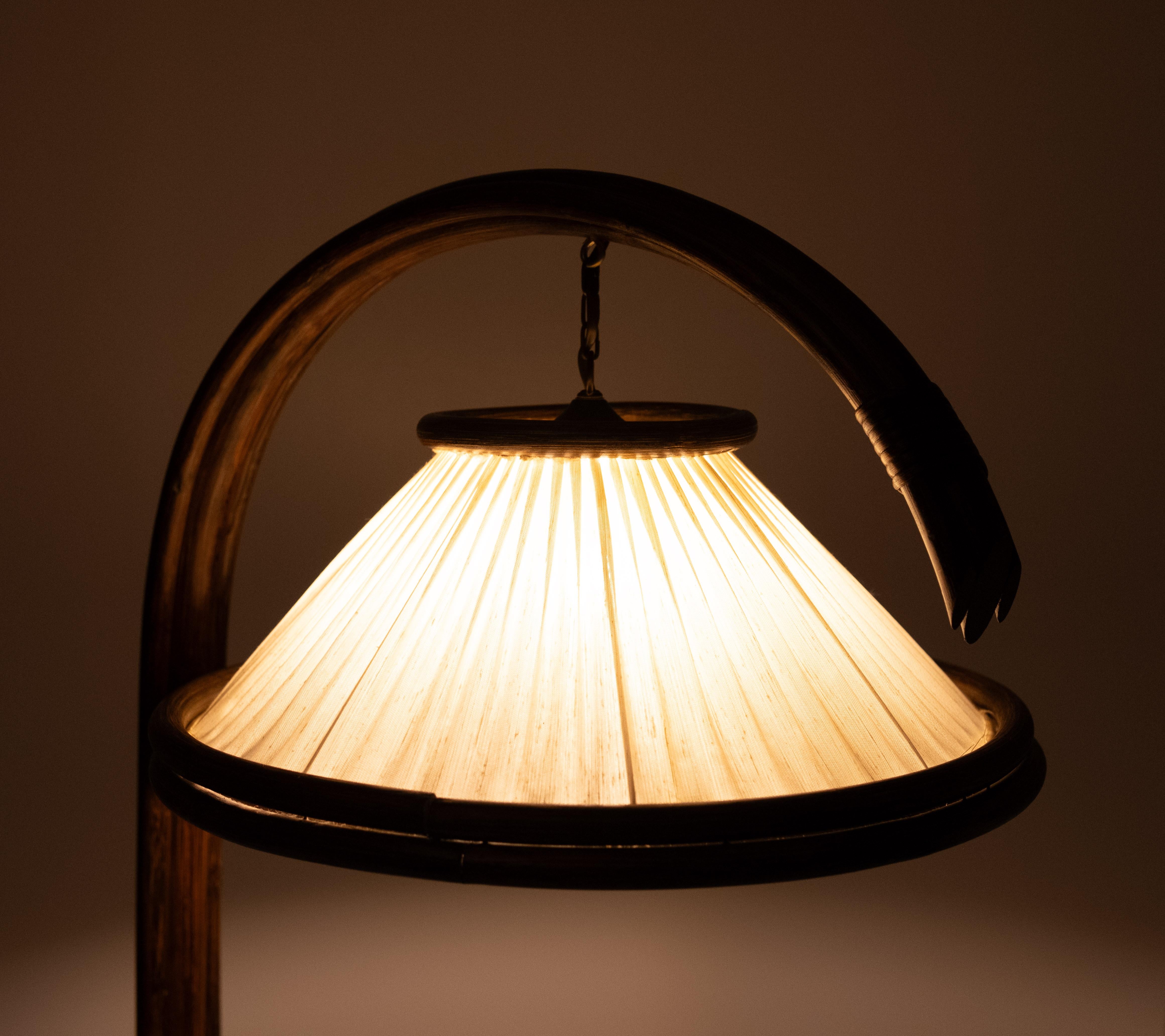 Fantastica lampada da terra e tavolo in rattan  1970s in vendita 4