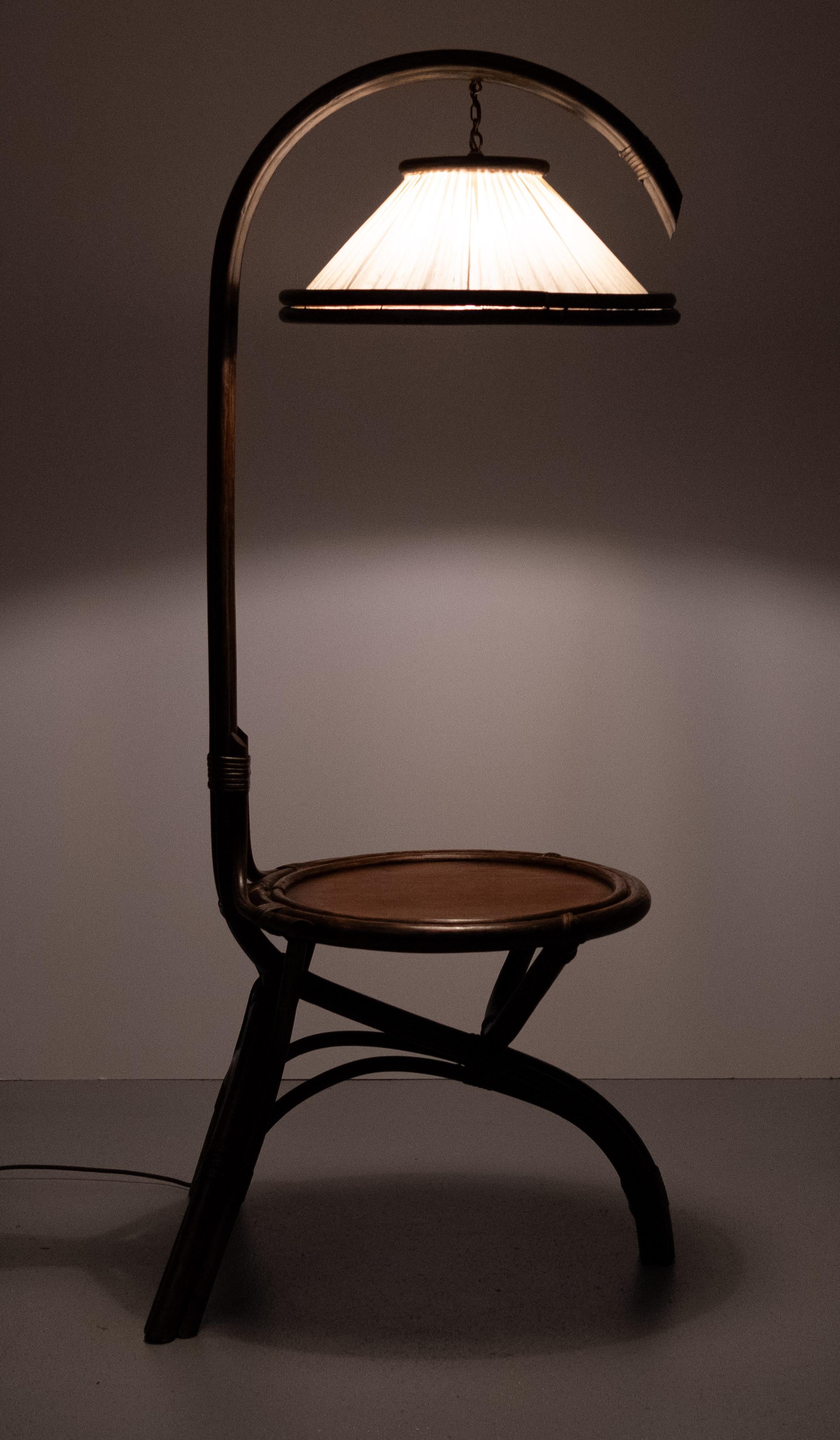 Fantastica lampada da terra e tavolo in rattan  1970s in vendita 5