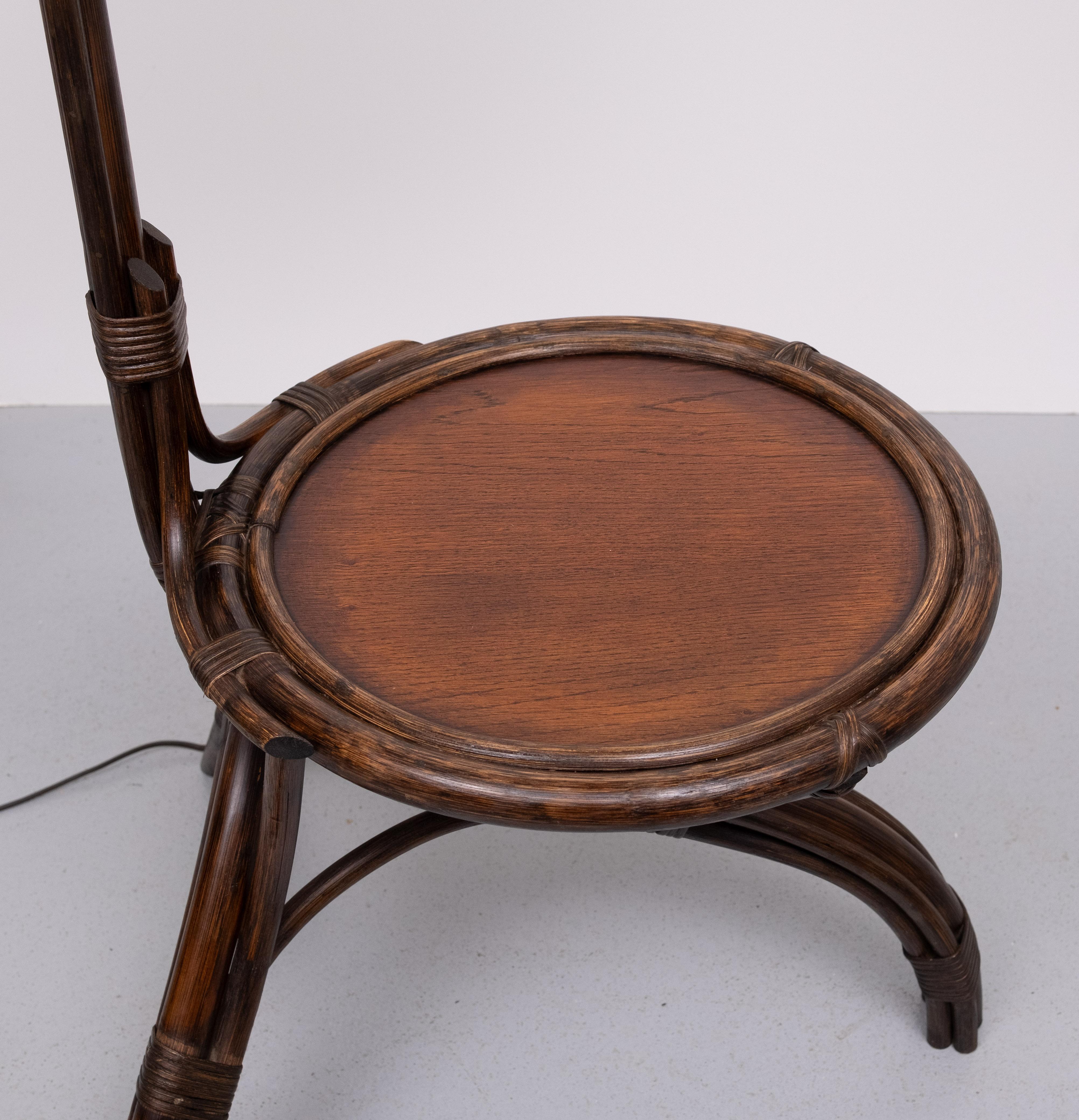 Bellissima lampada da terra con tavolo. Rattan fatto a mano. Paralume in lino.
Ottime condizioni. 1970s  È necessaria una lampadina E27 grande. interruttore a pedale .
 