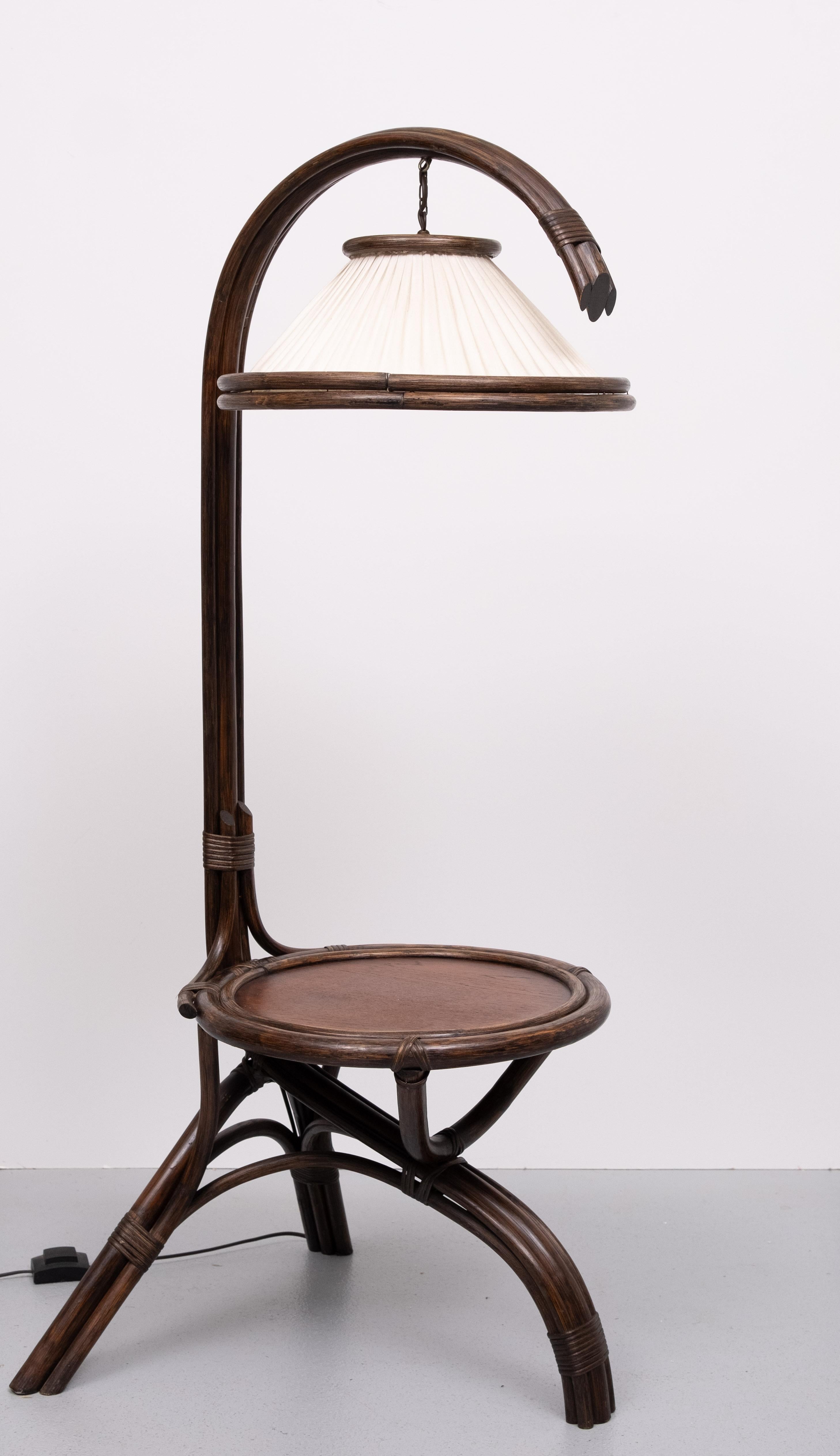 Mid-Century moderno Fantastica lampada da terra e tavolo in rattan  1970s in vendita