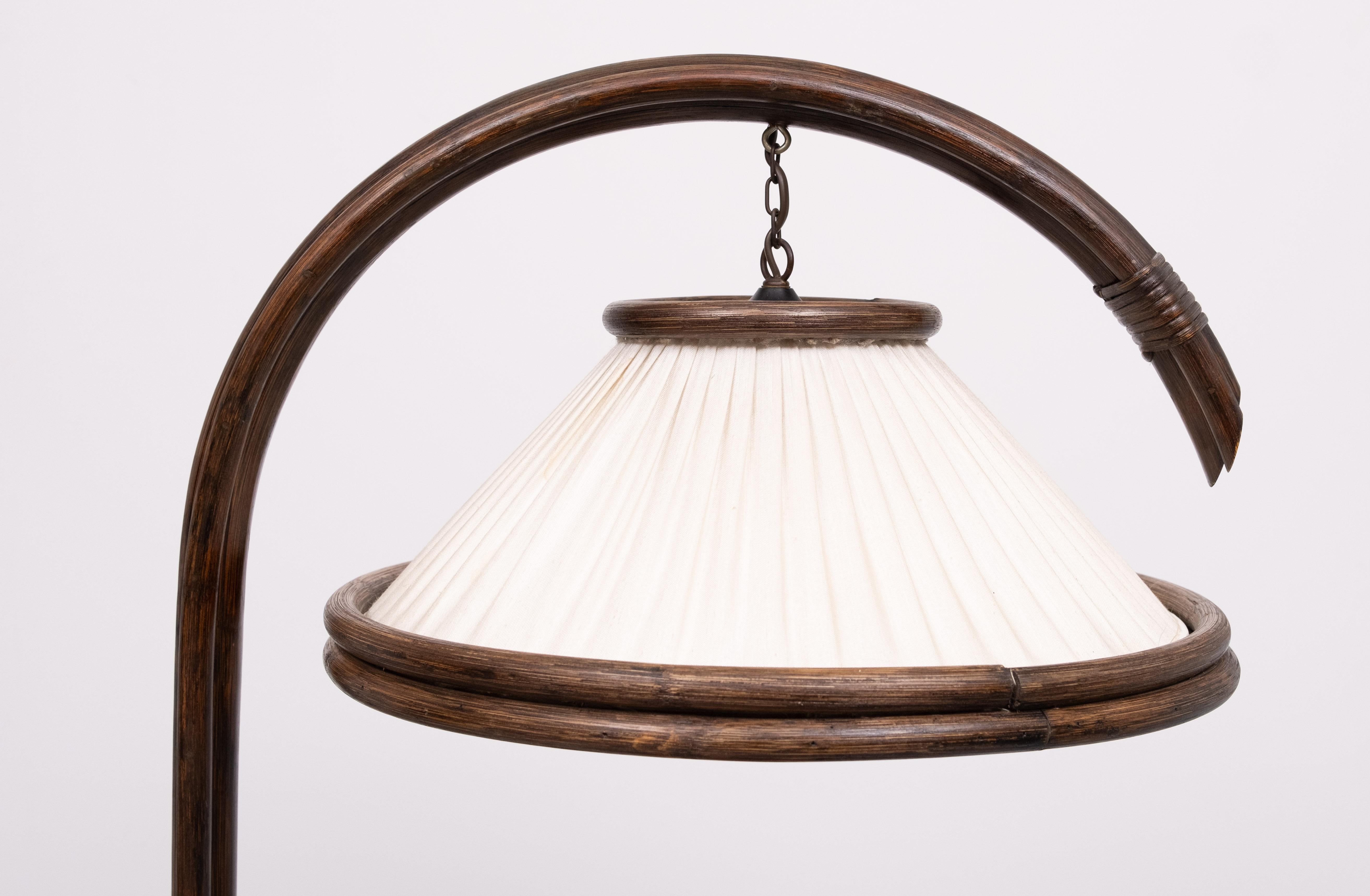 Rattan Fantastica lampada da terra e tavolo in rattan  1970s in vendita