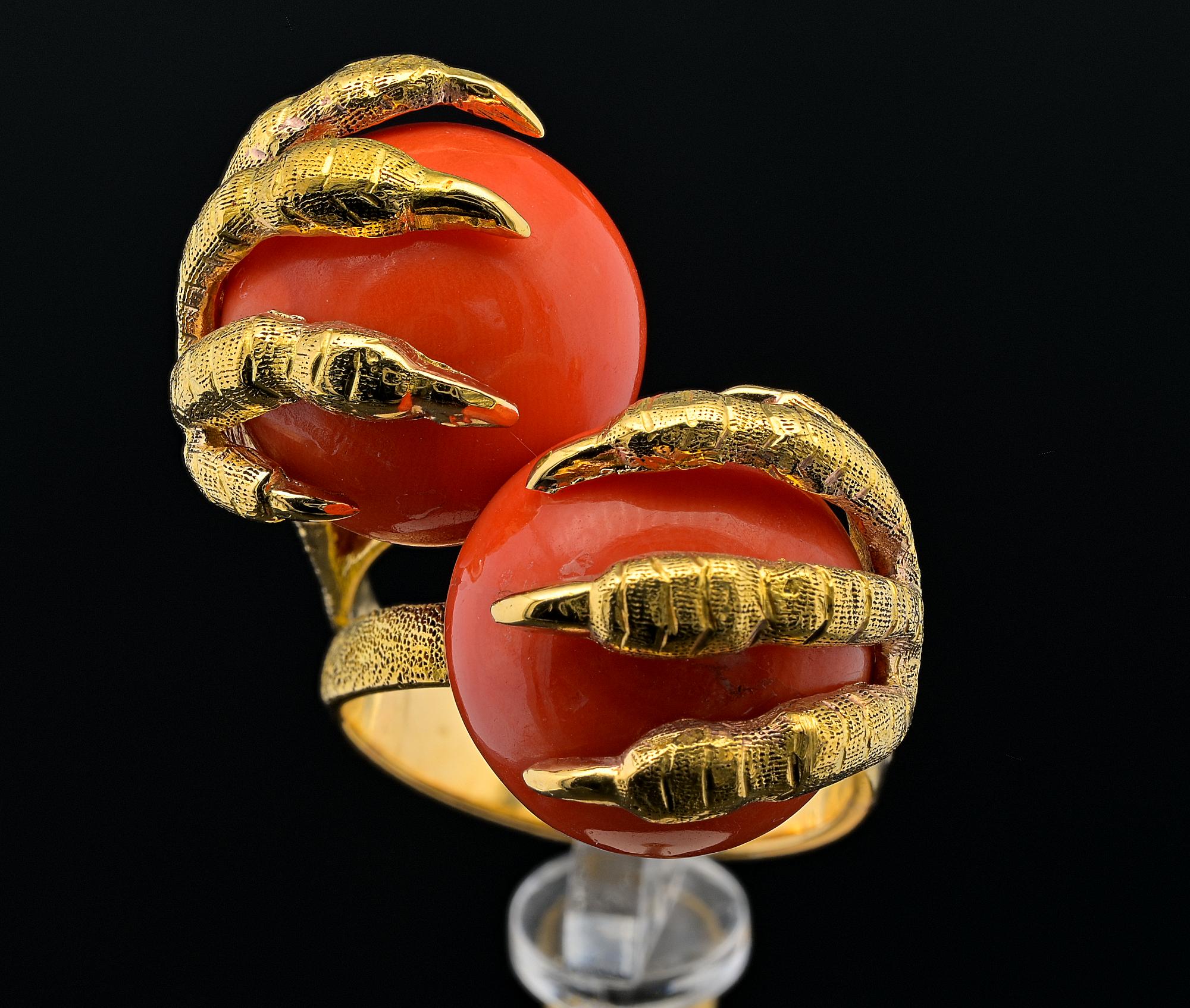 Este anillo retro italiano de oro macizo de 18 quilates, magníficamente elaborado a mano, es de 1935/40 circa
Un diseño único y atrevido de notable efecto que consiste en dos piezas de 15 mm. De gran tamaño 100% natural Coral de origen mediterráneo