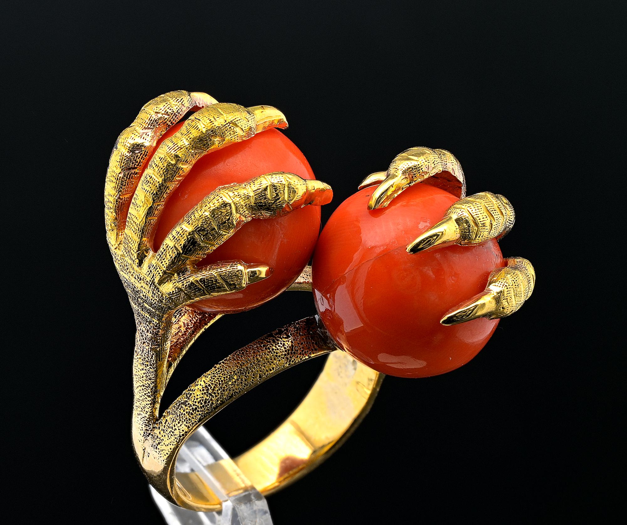 Fantástico Anillo Claw Coral Retro Mediterráneo 18 KT en Bueno estado para la venta en Napoli, IT