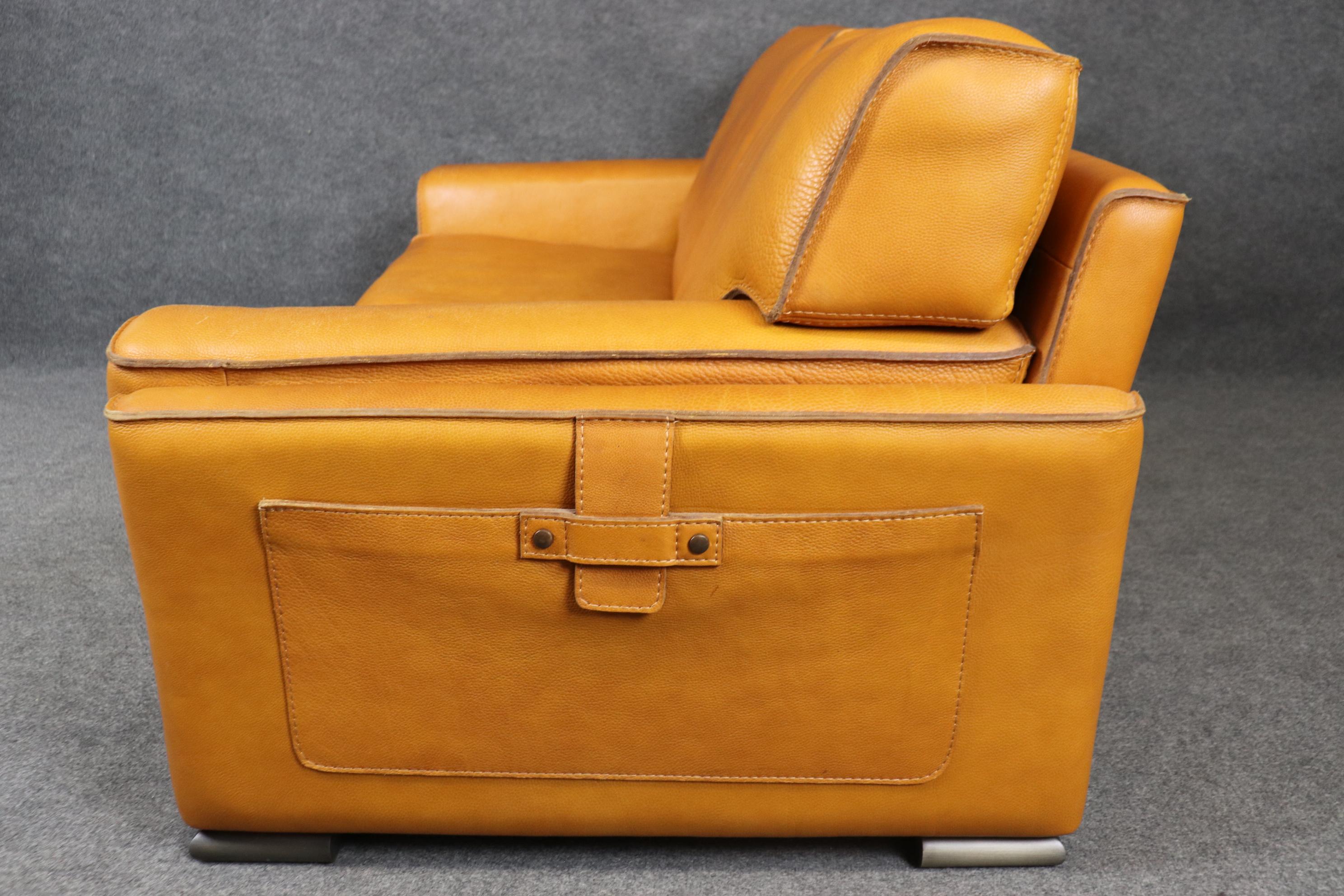 Mid-Century Modern Fantastique canapé Roche Bobois Top Grain Caramel en cuir avec surpiqûres contrastées