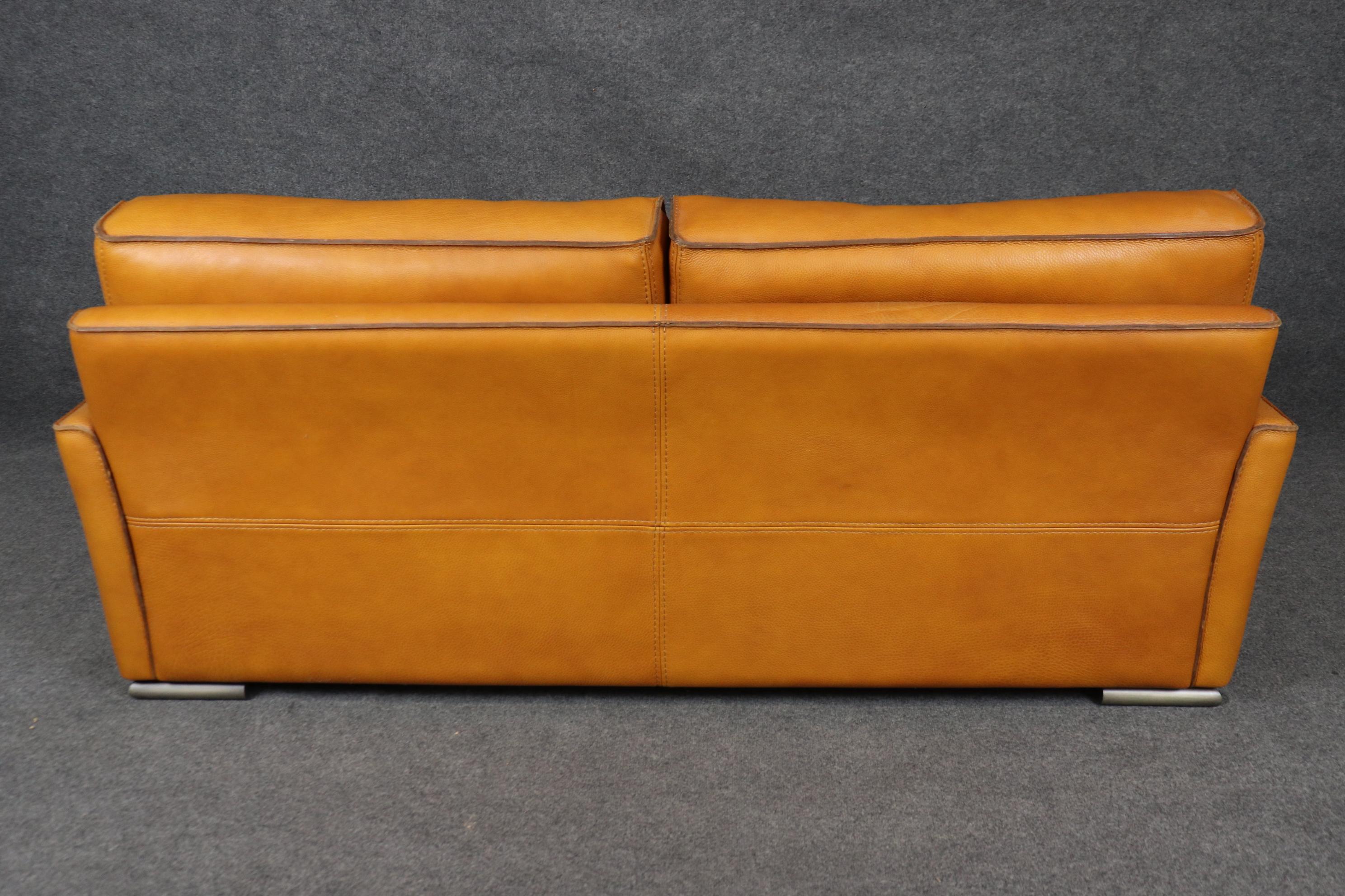 Français Fantastique canapé Roche Bobois Top Grain Caramel en cuir avec surpiqûres contrastées
