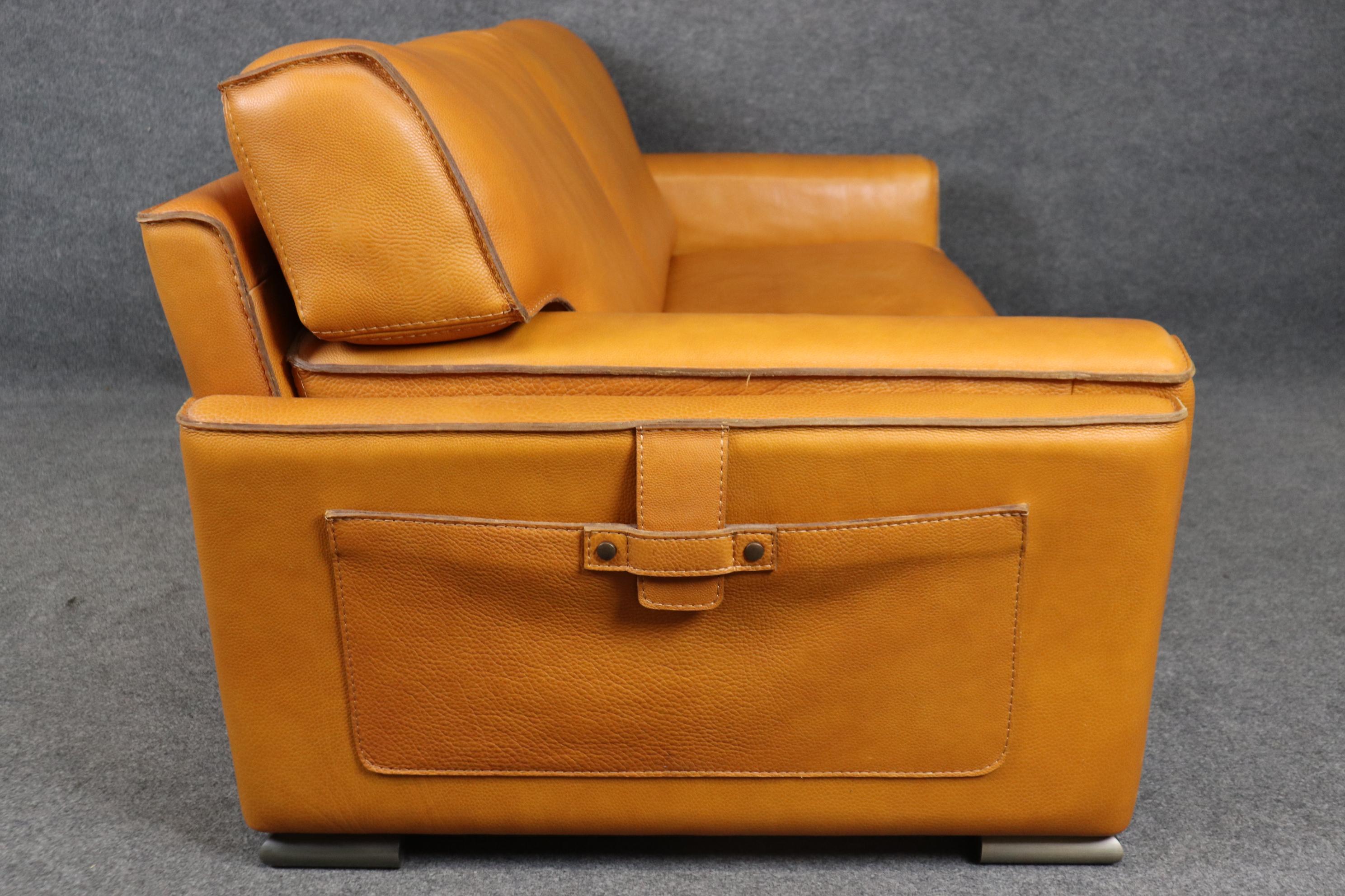 Fantastique canapé Roche Bobois Top Grain Caramel en cuir avec surpiqûres contrastées Bon état à Swedesboro, NJ