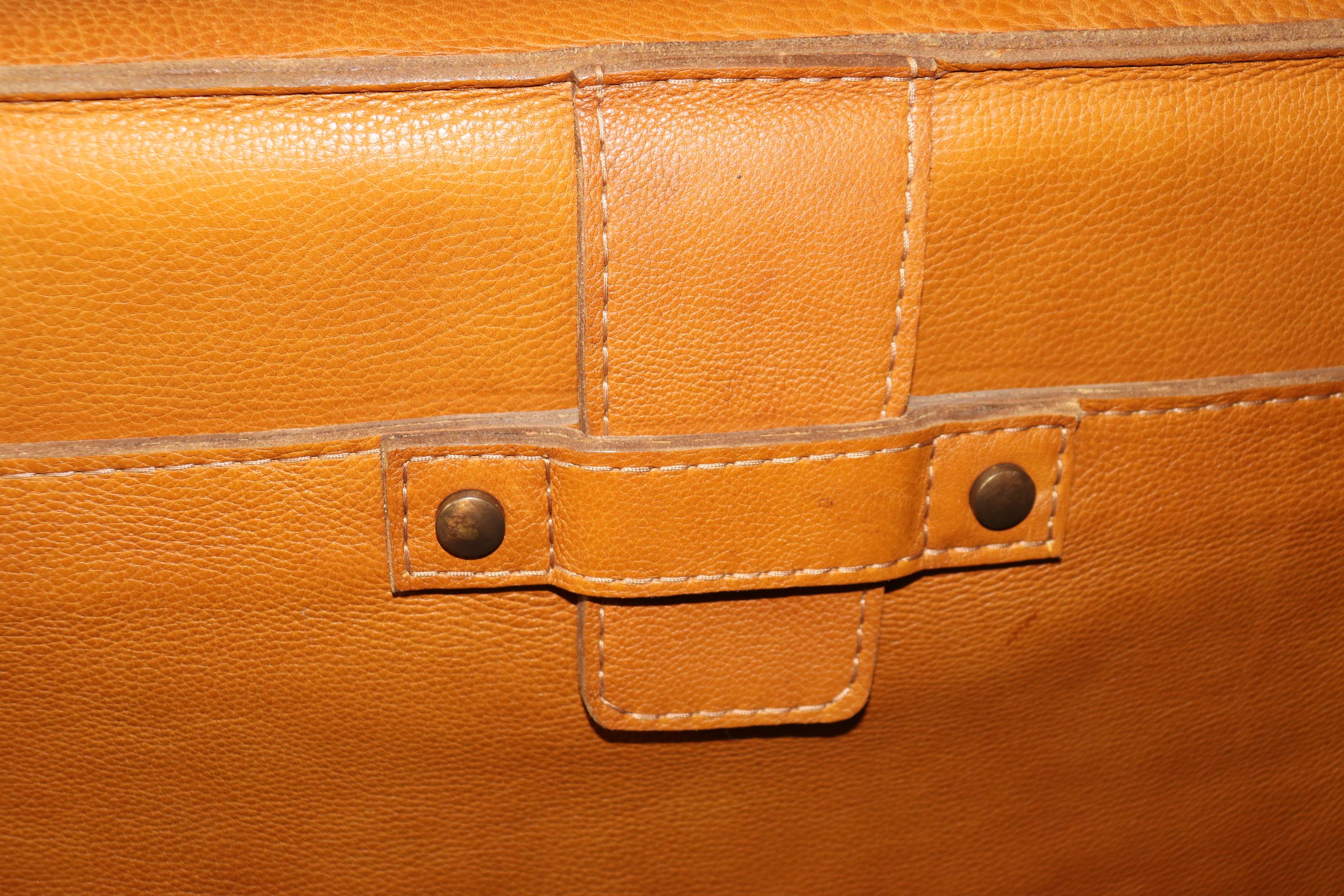 Cuir Fantastique canapé Roche Bobois Top Grain Caramel en cuir avec surpiqûres contrastées