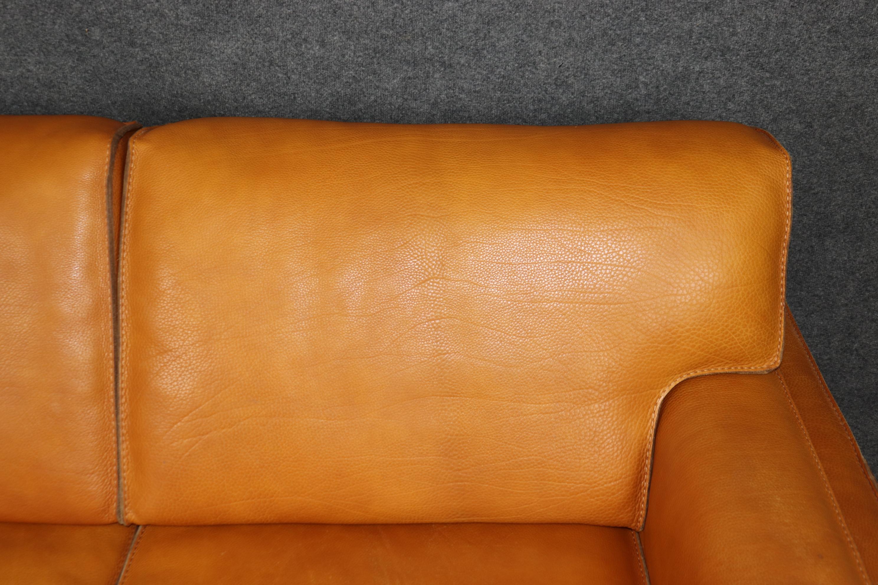 Fantastique canapé Roche Bobois Top Grain Caramel en cuir avec surpiqûres contrastées 2