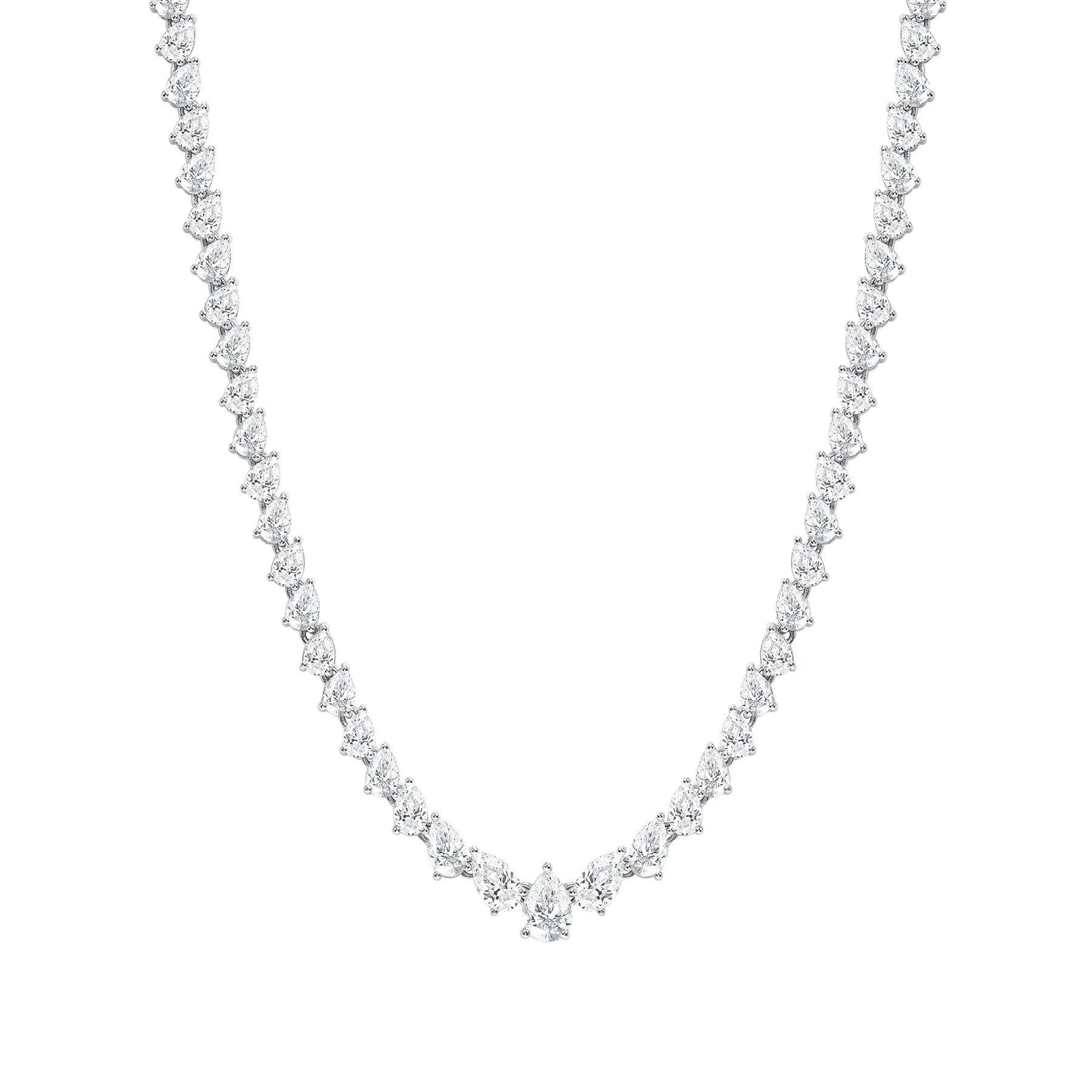 Moderno Collana a forma di pera con diamante rotondo in oro 18K in vendita