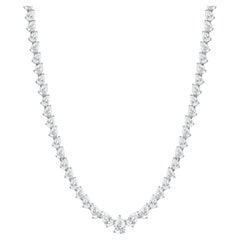 Collar en forma de pera de oro de 18 quilates con diamantes redondos