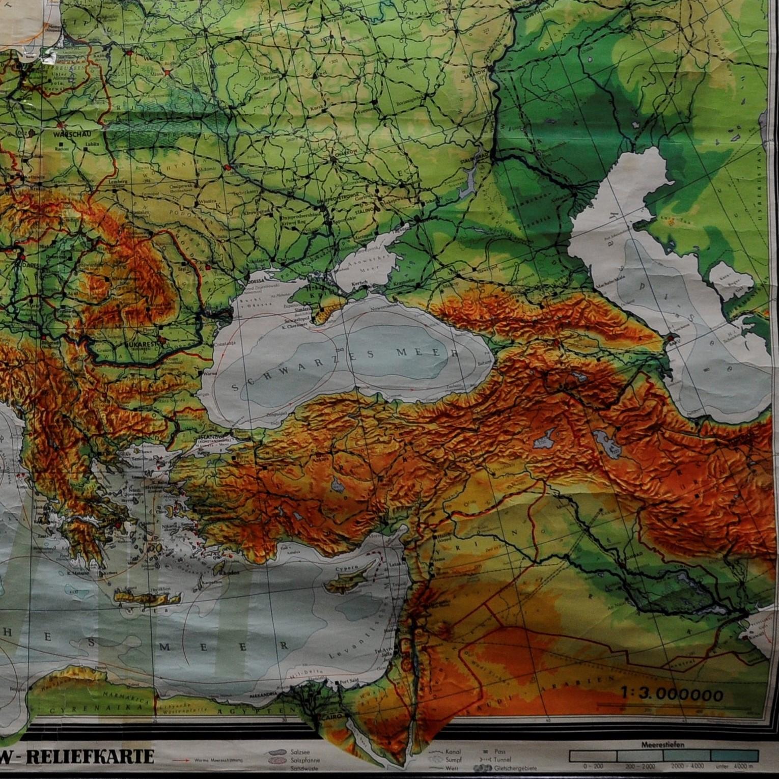 Fantastic School Map Physical View of Europe Wall Chart Poster Print Decoration In Good Condition In Berghuelen, DE