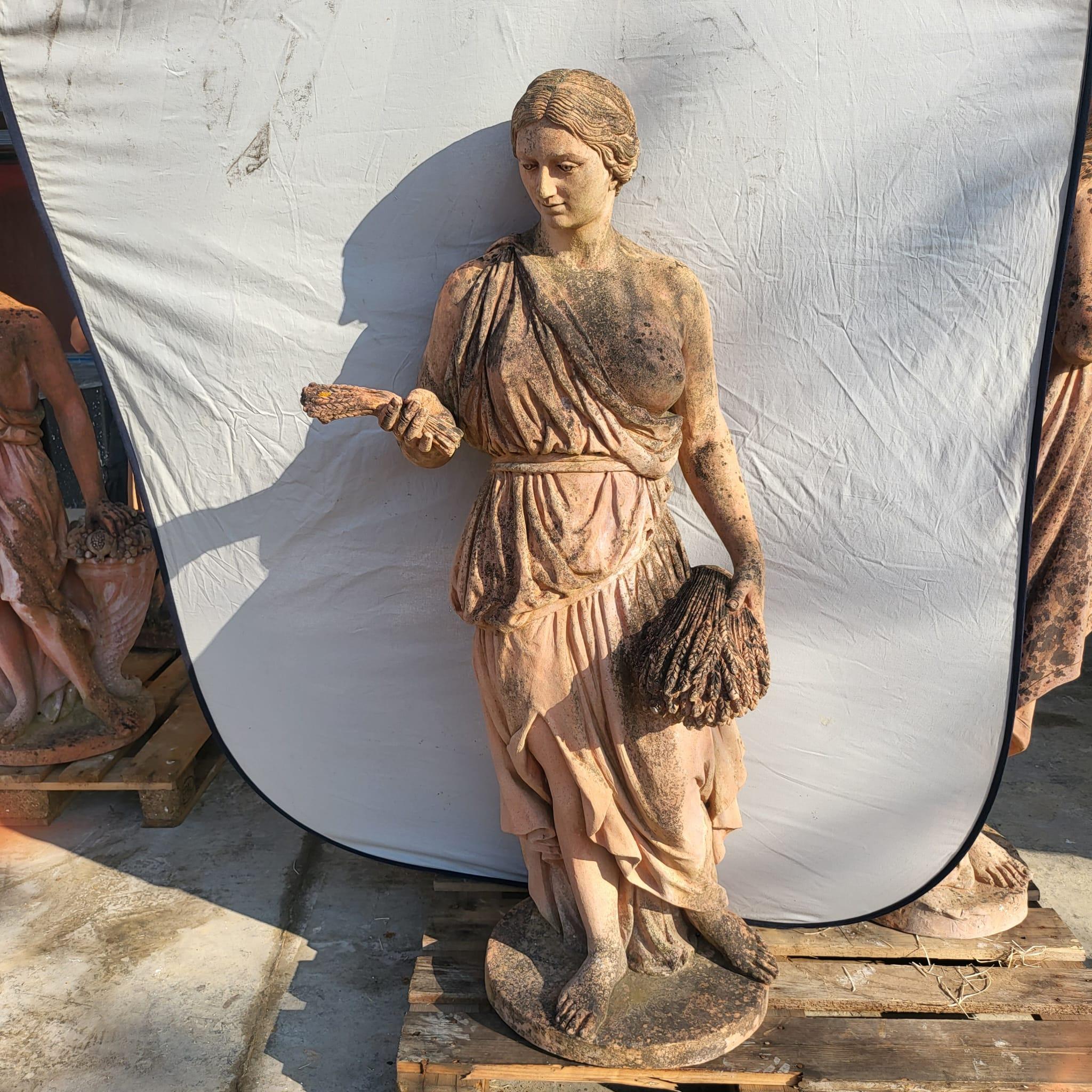 Fantastique série D'ÉCLARATIONS 4 SEASONS IN TERRACOTTA 1890/1900 avec base H : 190 cm

Quatre statues de 1890/1900 représentant les quatre saisons (printemps, été, automne et hiver). Terre cuite d'Impruneta, résistante au gel jusqu'à 20° au-dessous