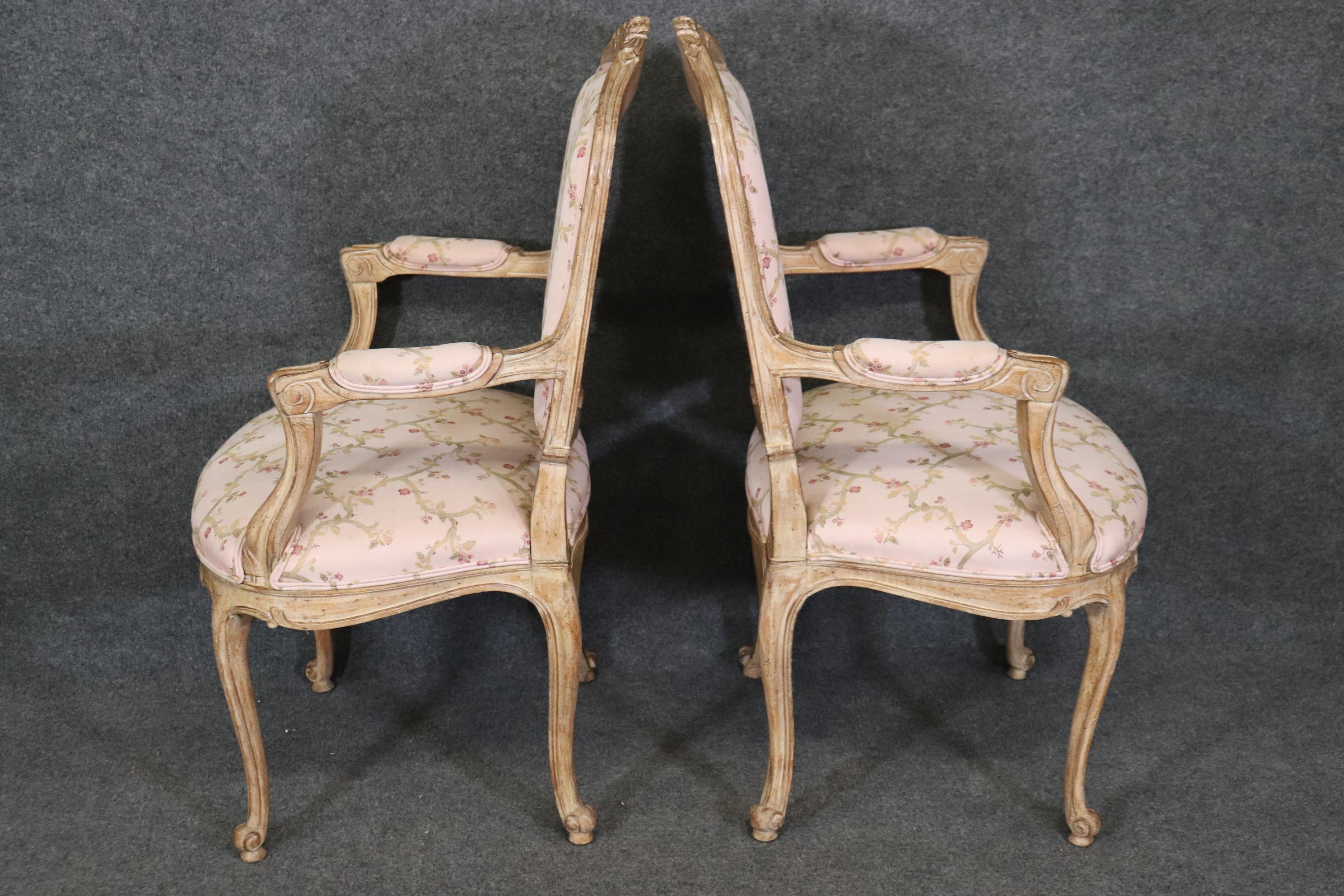Noyer Fantastique ensemble de 8 chaises de salle à manger françaises Louis XV sculptées et décorées de peinture Auffray en vente
