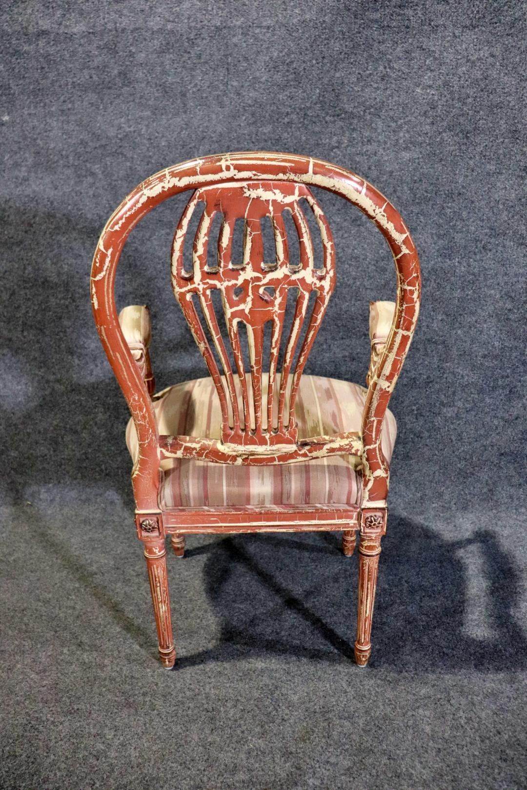 Fantastischer Shabby-Sessel im Maison Jansen-Stil im Distressed-Stil, mehrfarbig im Zustand „Gut“ im Angebot in Swedesboro, NJ