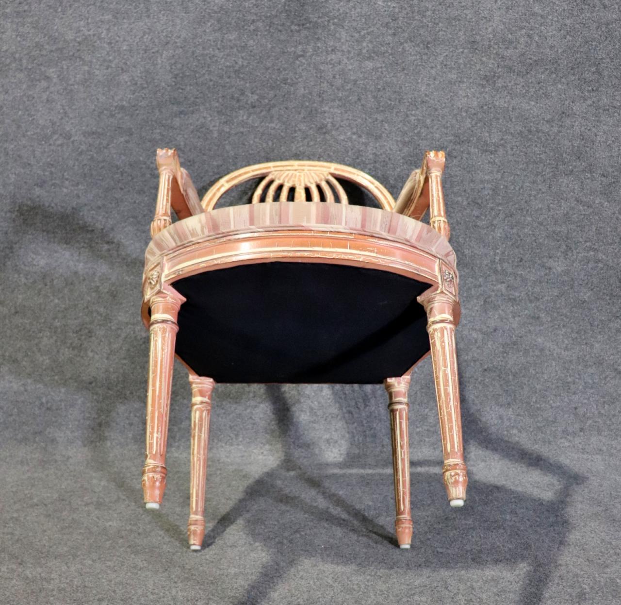 Fantastischer Shabby-Sessel im Maison Jansen-Stil im Distressed-Stil, mehrfarbig im Angebot 1