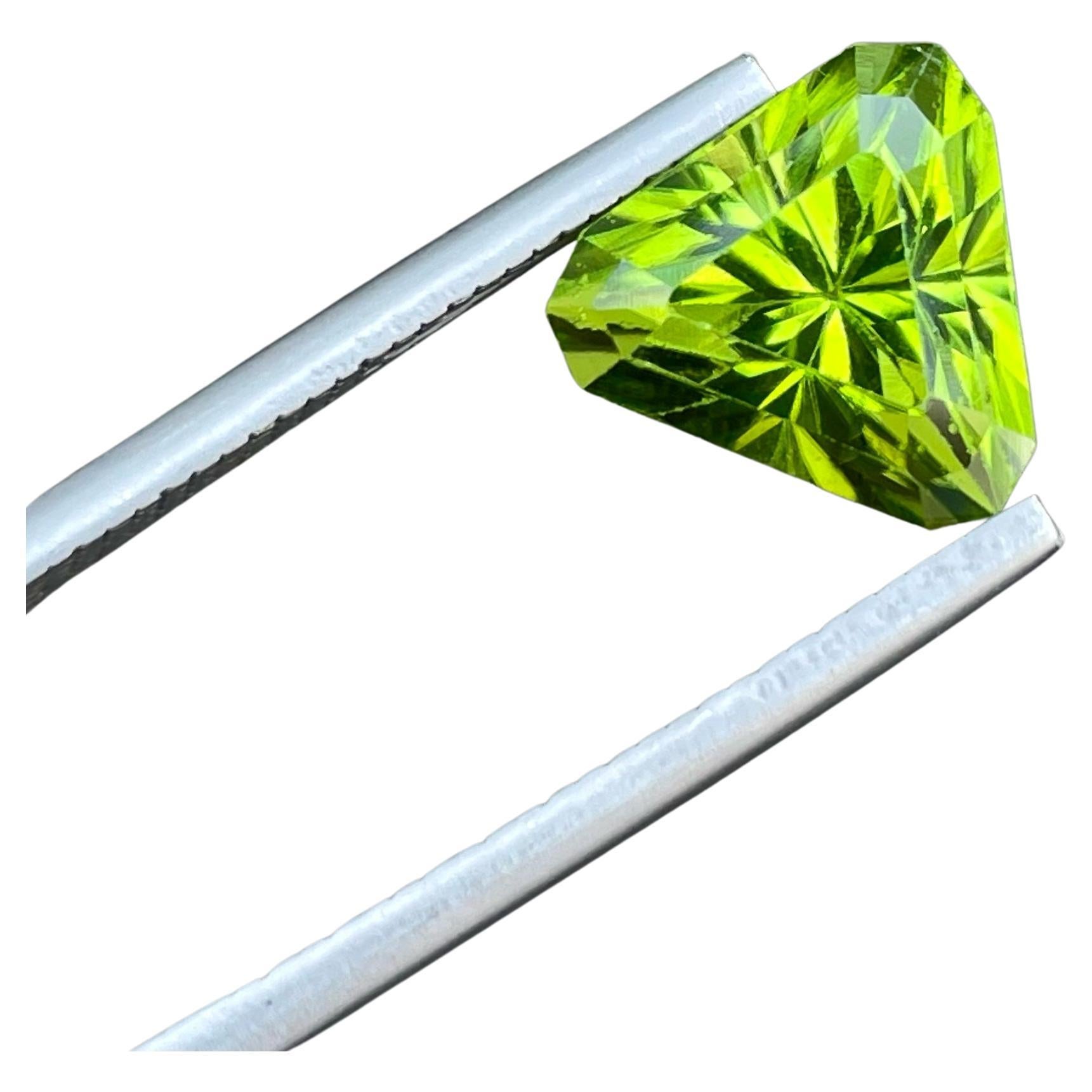 Fantastischer Peridot im Trilliant-Schliff, Edelstein 4,75 Karat Pakistan Peridot  im Angebot