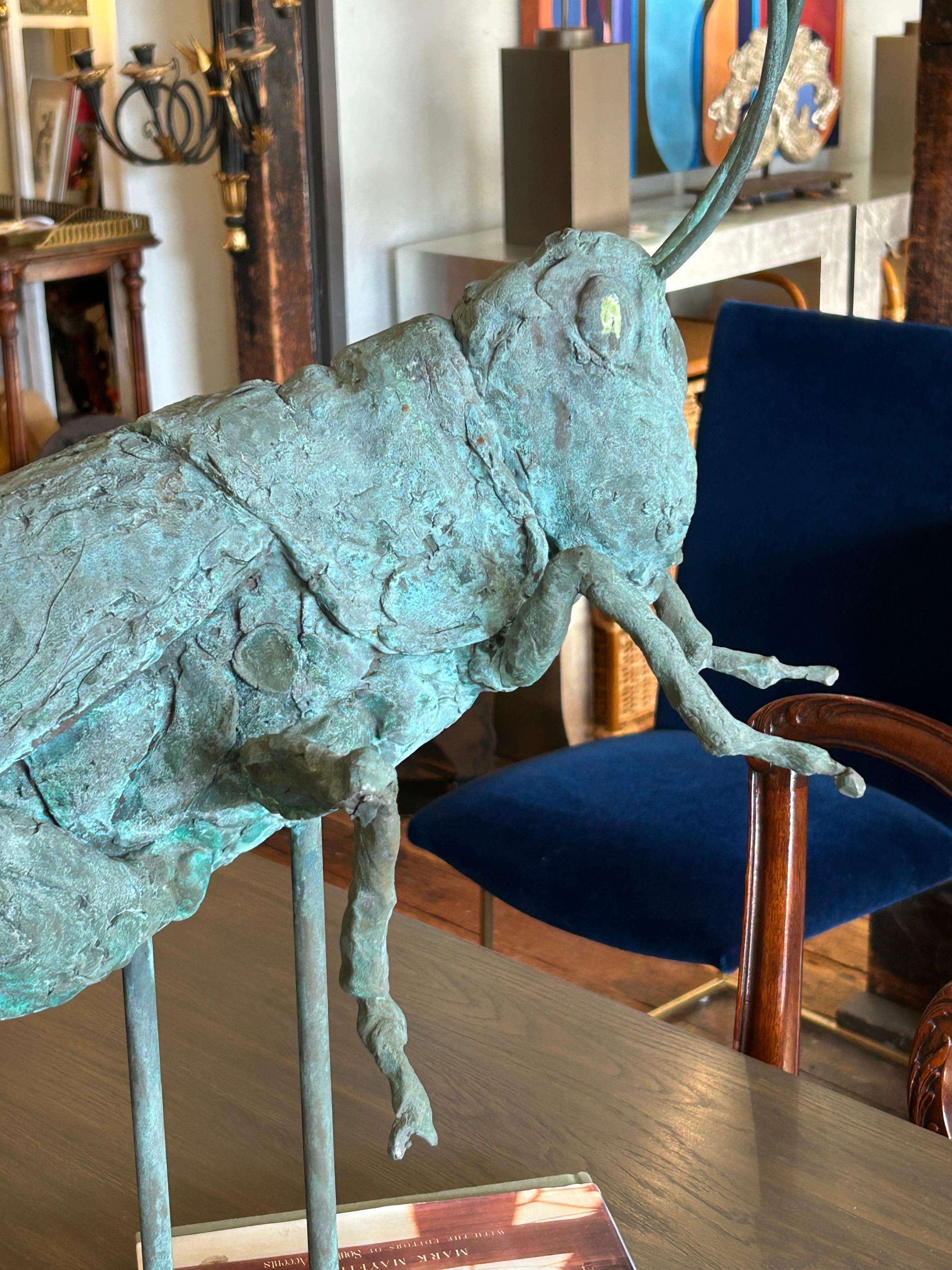 Faszinierende große Bronzeskulptur mit rauer Textur und erstaunlicher Grünspanpatina.  Nicht signiert.
Betonsockel im Lieferumfang enthalten, aber optional.  23,75 H x 15 B x 6,5 T
 Sie sieht im Garten fantastisch aus, ist aber auch wichtig genug,