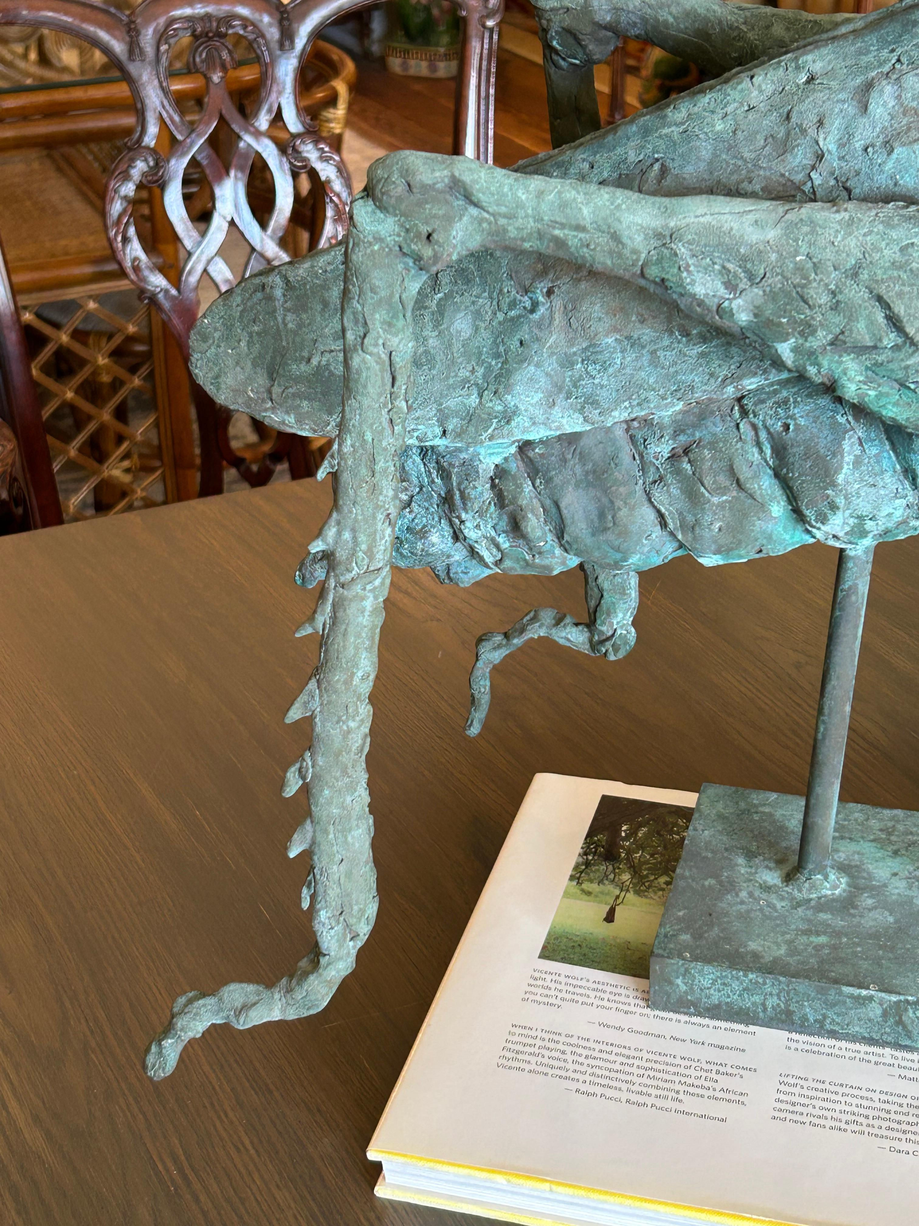 Fantastische Grashüpfer-Skulptur aus Verdigris-Bronze für den Innenbereich oder den Garten (Organische Moderne) im Angebot