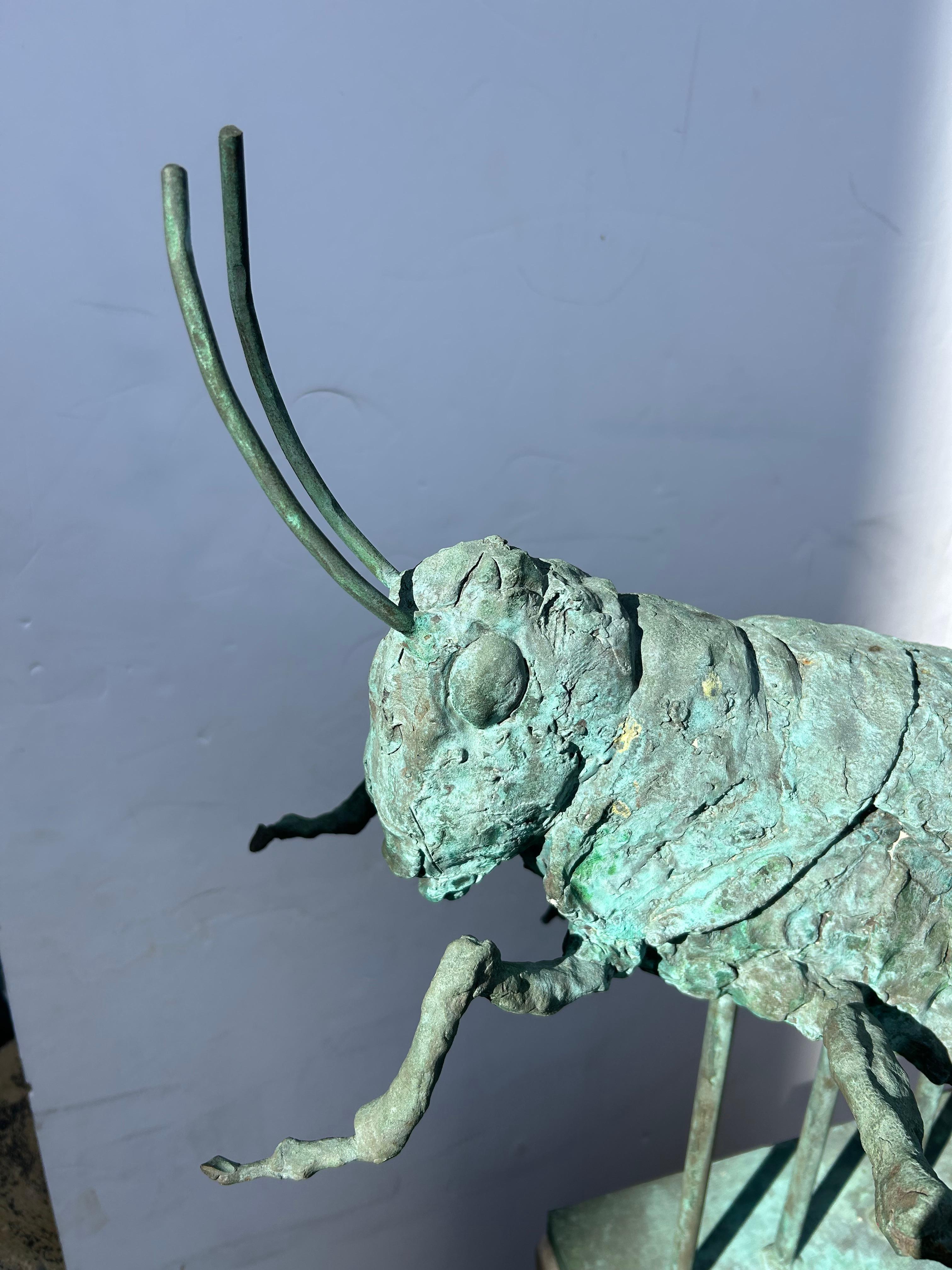 Fantastische Grashüpfer-Skulptur aus Verdigris-Bronze für den Innenbereich oder den Garten im Zustand „Gut“ im Angebot in Hopewell, NJ