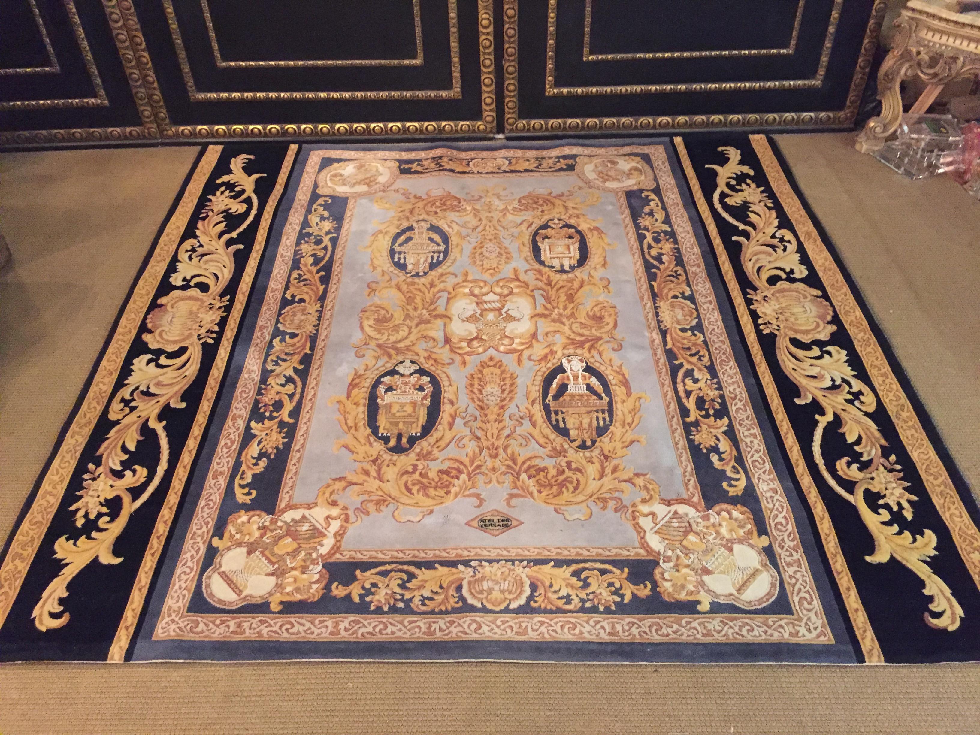 Unique Versace carpet with baroque pattern gold black.
in the middle are 4 different motifs.

Dimensions:
Lenght:200cm
Width:200cm.