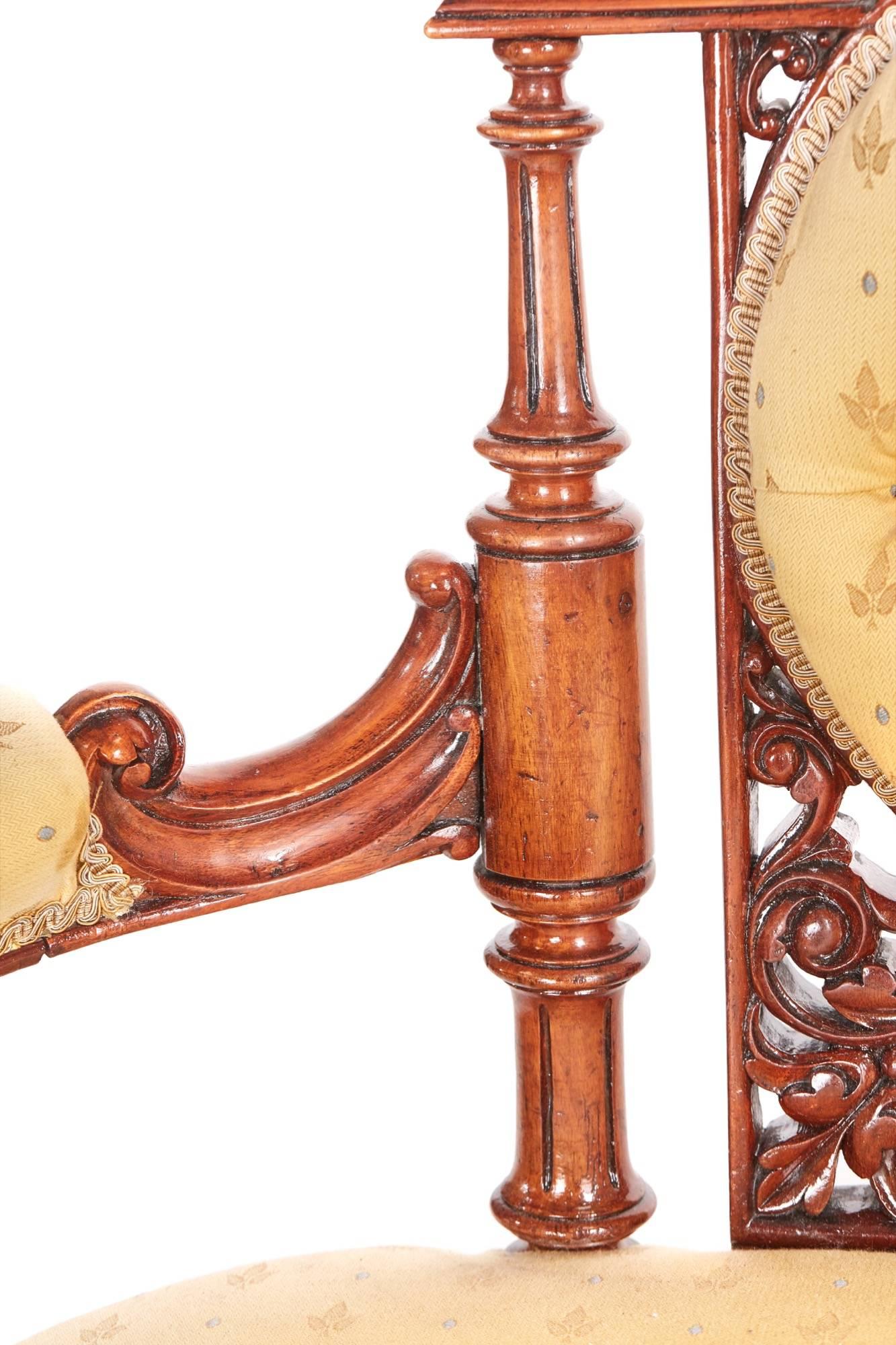 Fantastic Victorian carved walnut settee with a fantastic carved walnut back, curved armrests above a serpentine shaped front rail, raised on turned and reeded tapering legs to the front outswept back legs original castors
Lovely color and