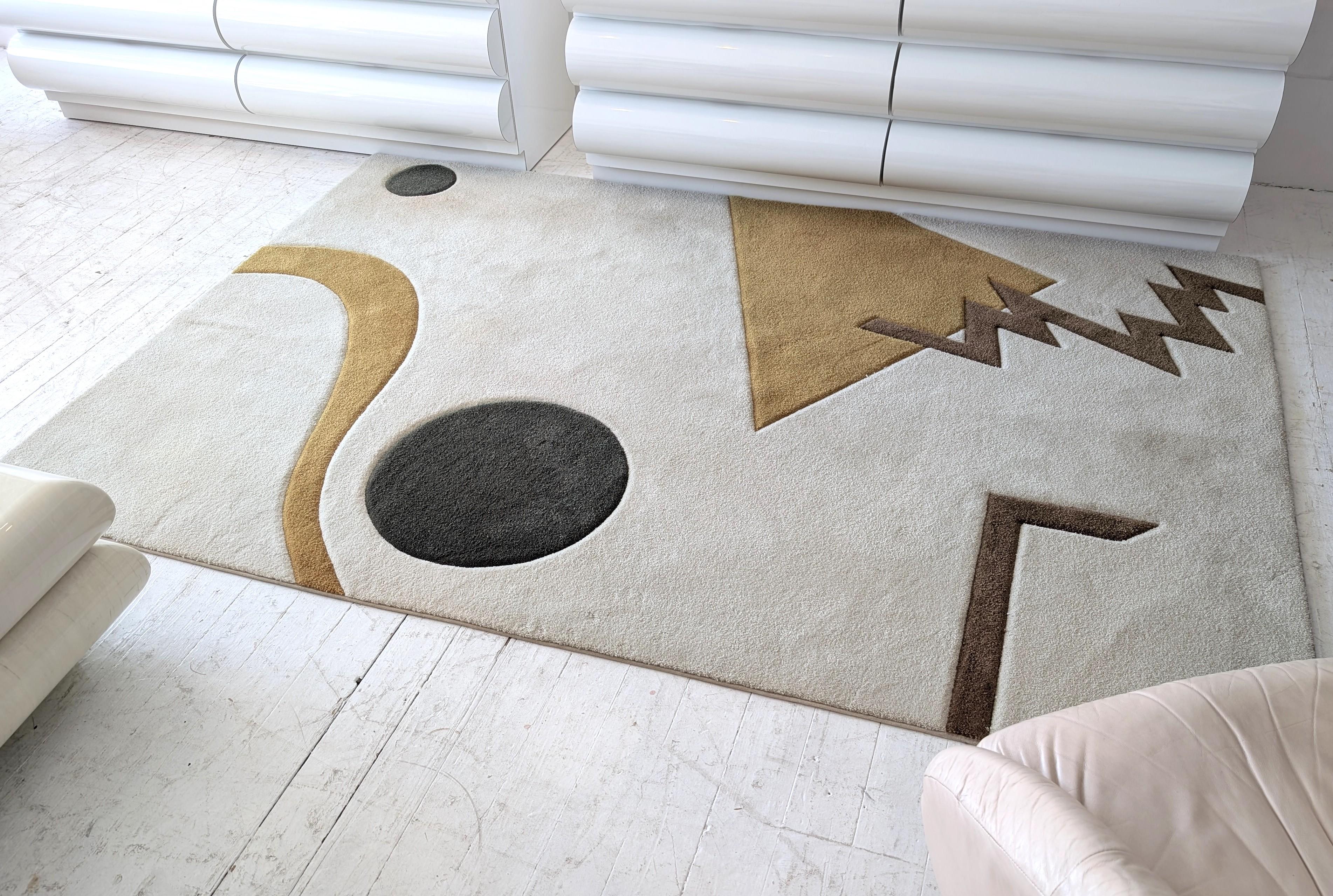 Fantastic large postmodern sculpted wool-mix rug, USA 1980s.
Strikingly strong graphic motifs in earthy neutral tones.
Small amount of age-related wear- could use a professional cleaning. 

Dimensions: length 273cm, width 181cm