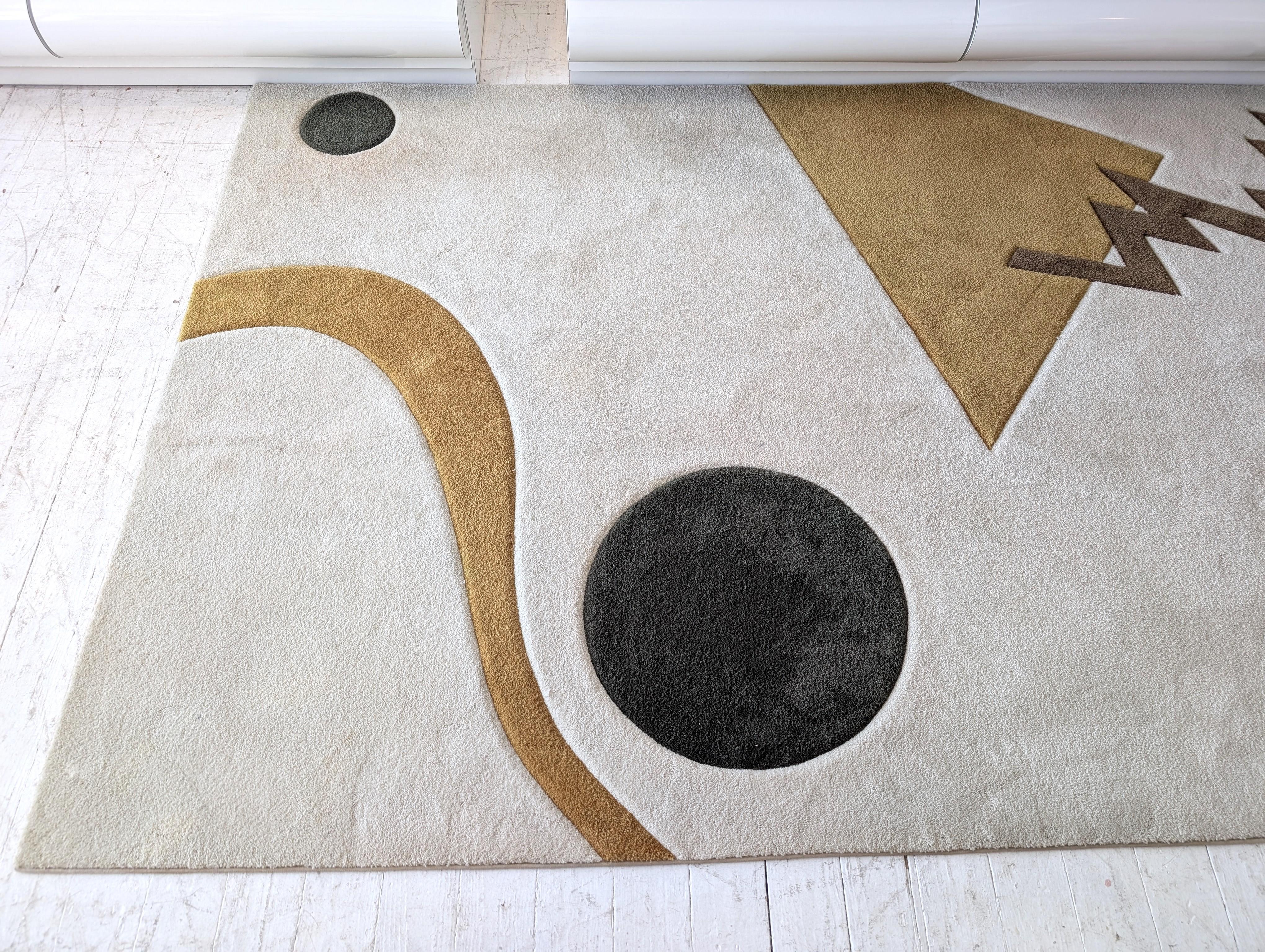 American Fantastic vintage large graphic postmodern sculpted wool mix rug, USA 1980s For Sale