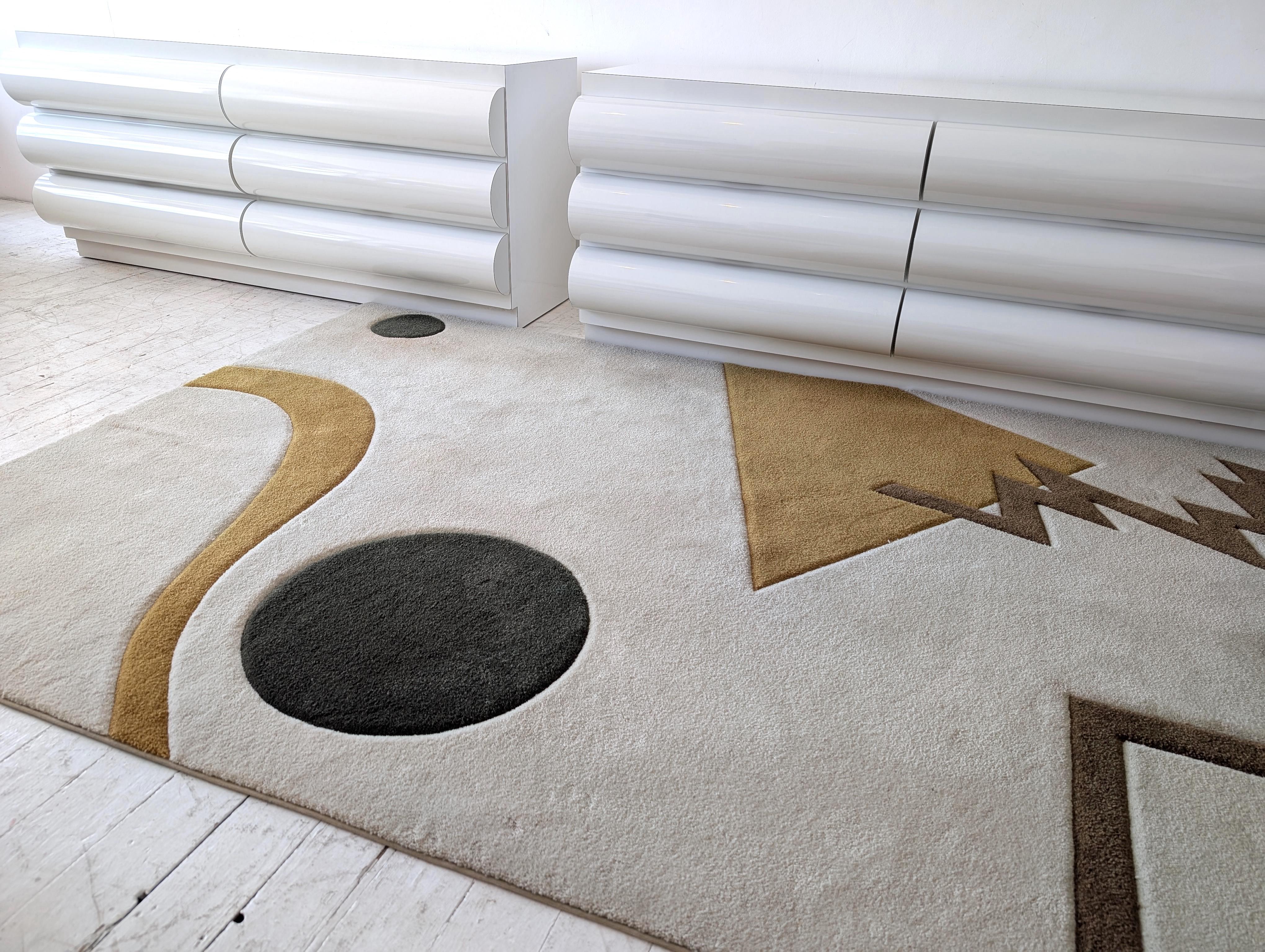 Fantastic vintage large graphic postmodern sculpted wool mix rug, USA 1980s In Good Condition For Sale In Hastings, GB