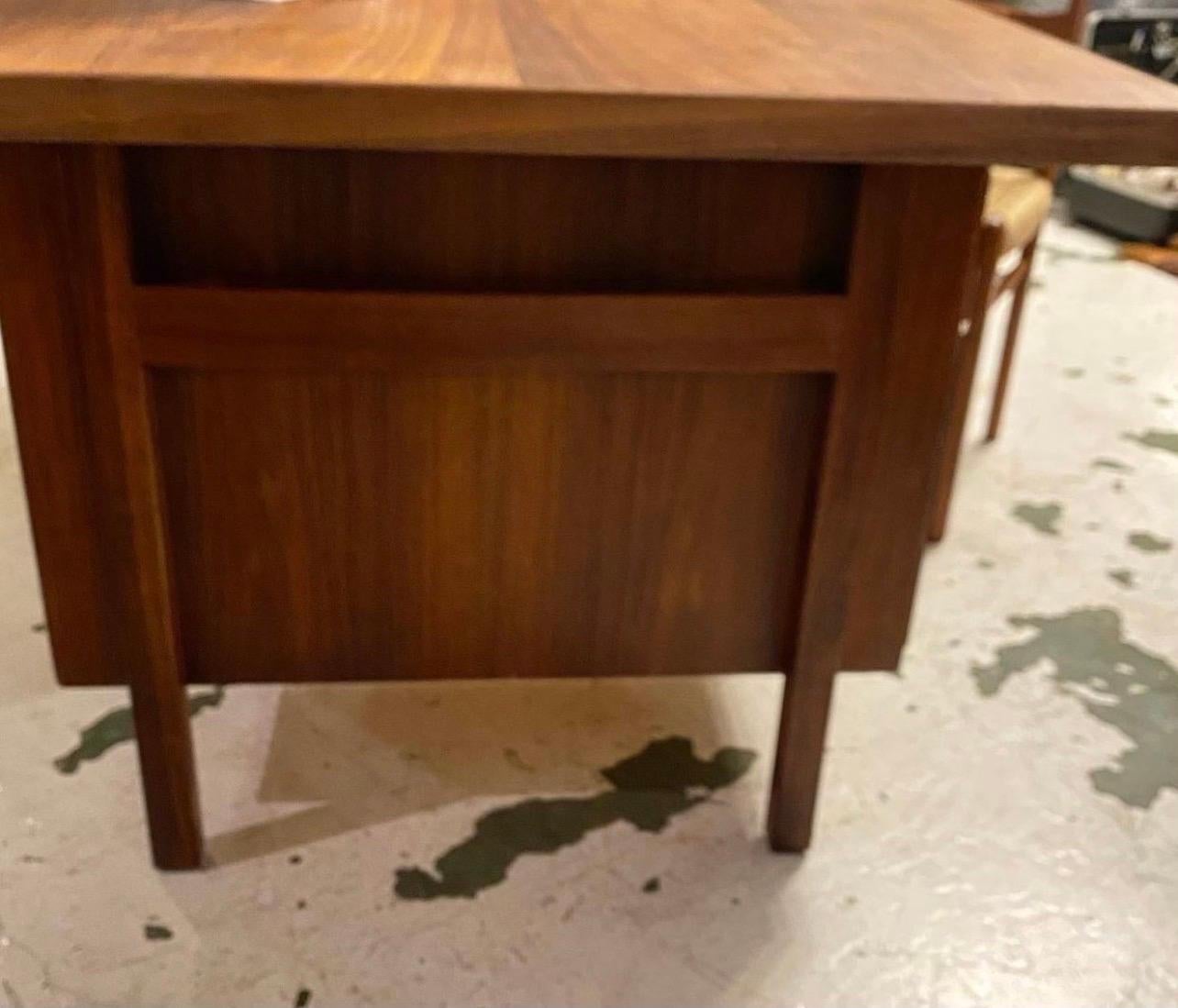 Fantastic Vintage MCM Executive Walnut Asymmetric Desk By Jens Risom In Good Condition For Sale In Seattle, WA